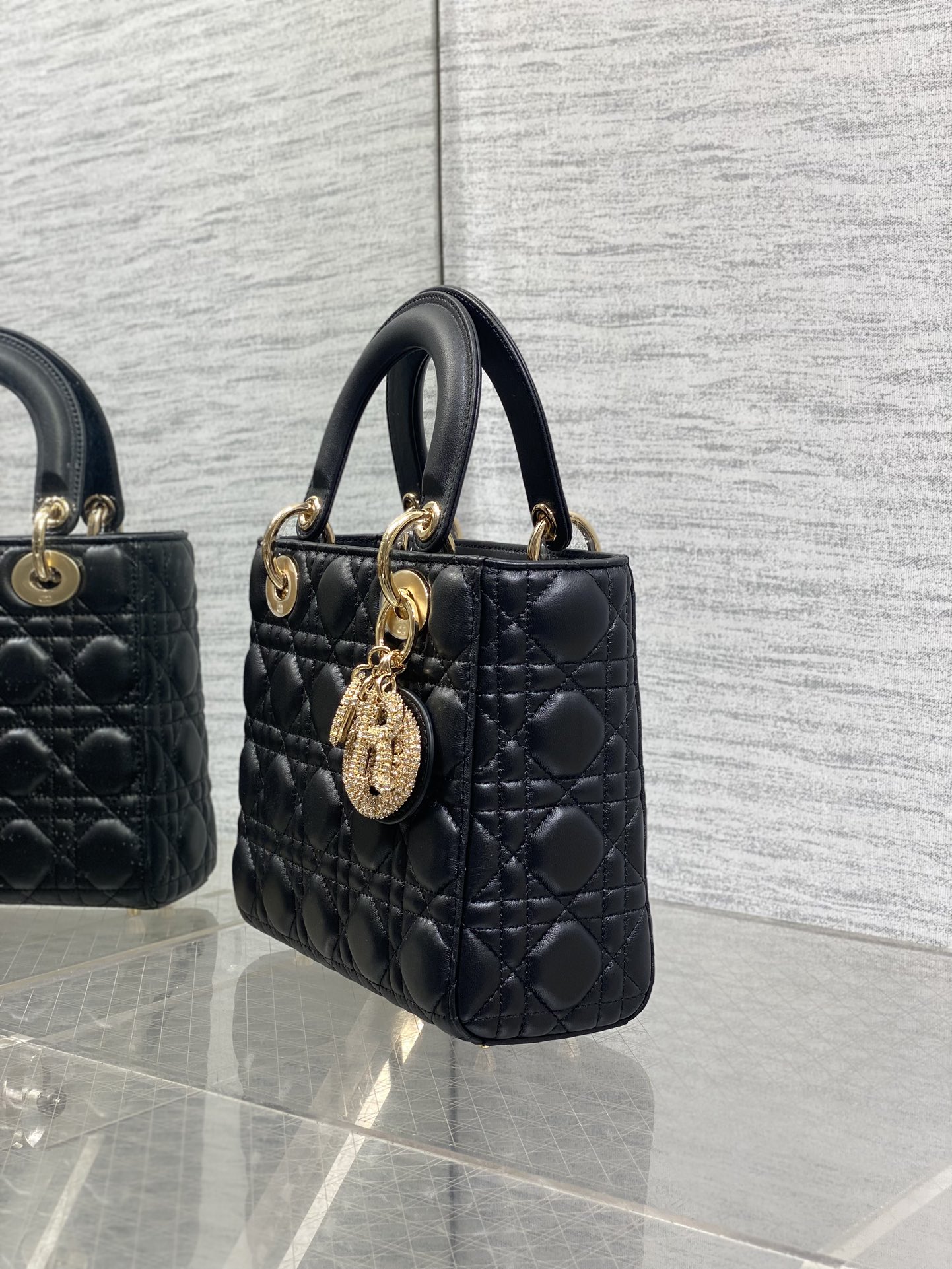 现货‼️Lady最新限量版水晶扣戴妃包🌞，人手一个必备的戴妃包😍。迷人优雅又气场十足💃🏻，斜挎手拎也是女