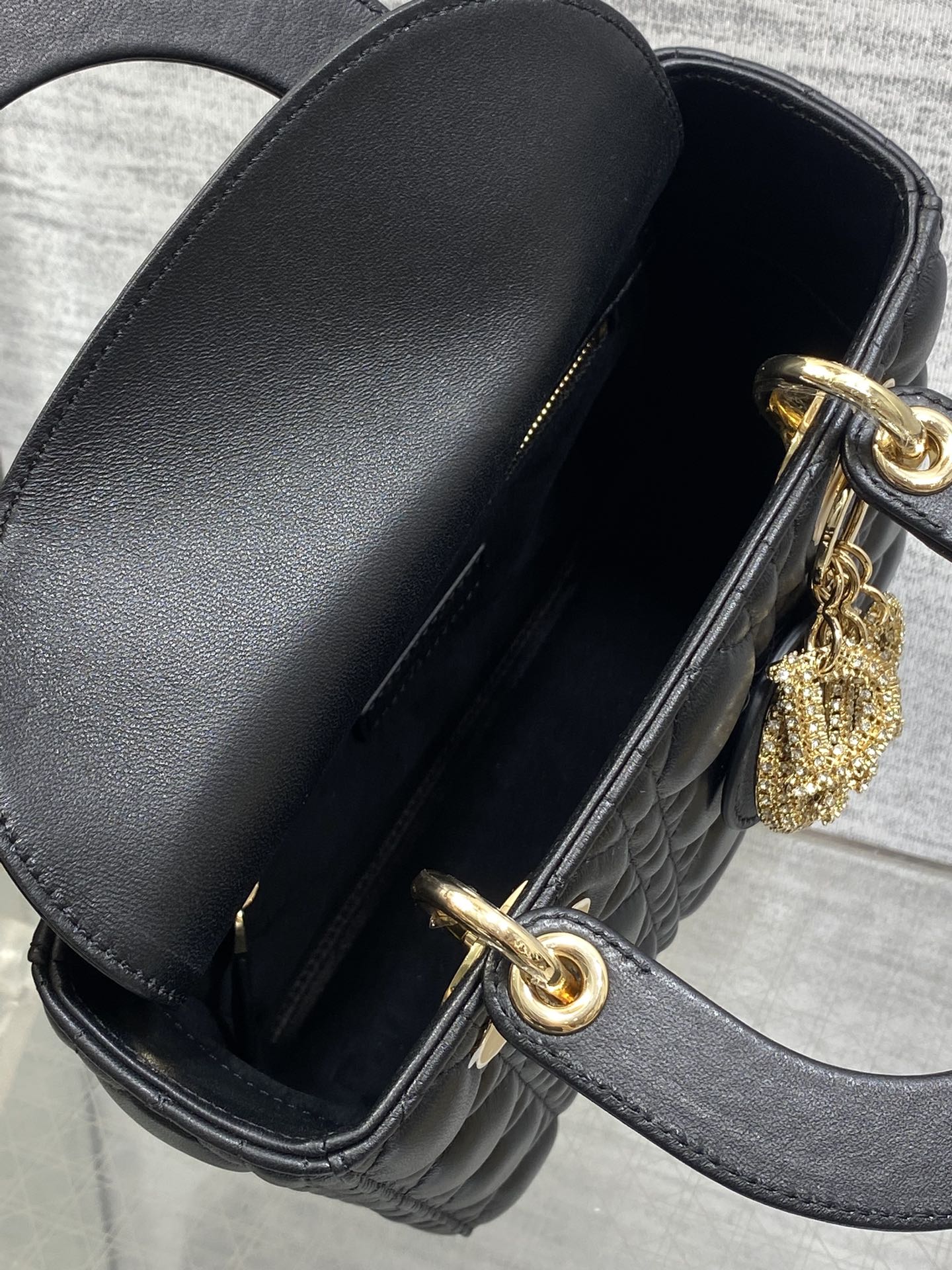 现货‼️Lady最新限量版水晶扣戴妃包🌞，人手一个必备的戴妃包😍。迷人优雅又气场十足💃🏻，斜挎手拎也是女