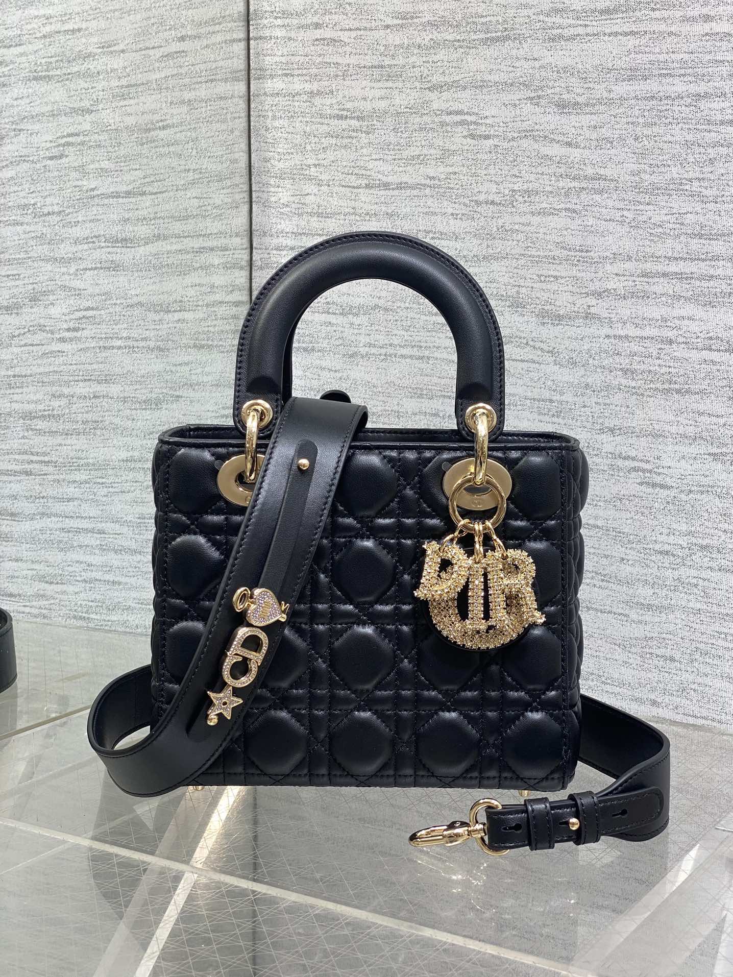 现货‼️Lady最新限量版水晶扣戴妃包🌞，人手一个必备的戴妃包😍。迷人优雅又气场十足💃🏻，斜挎手拎也是女