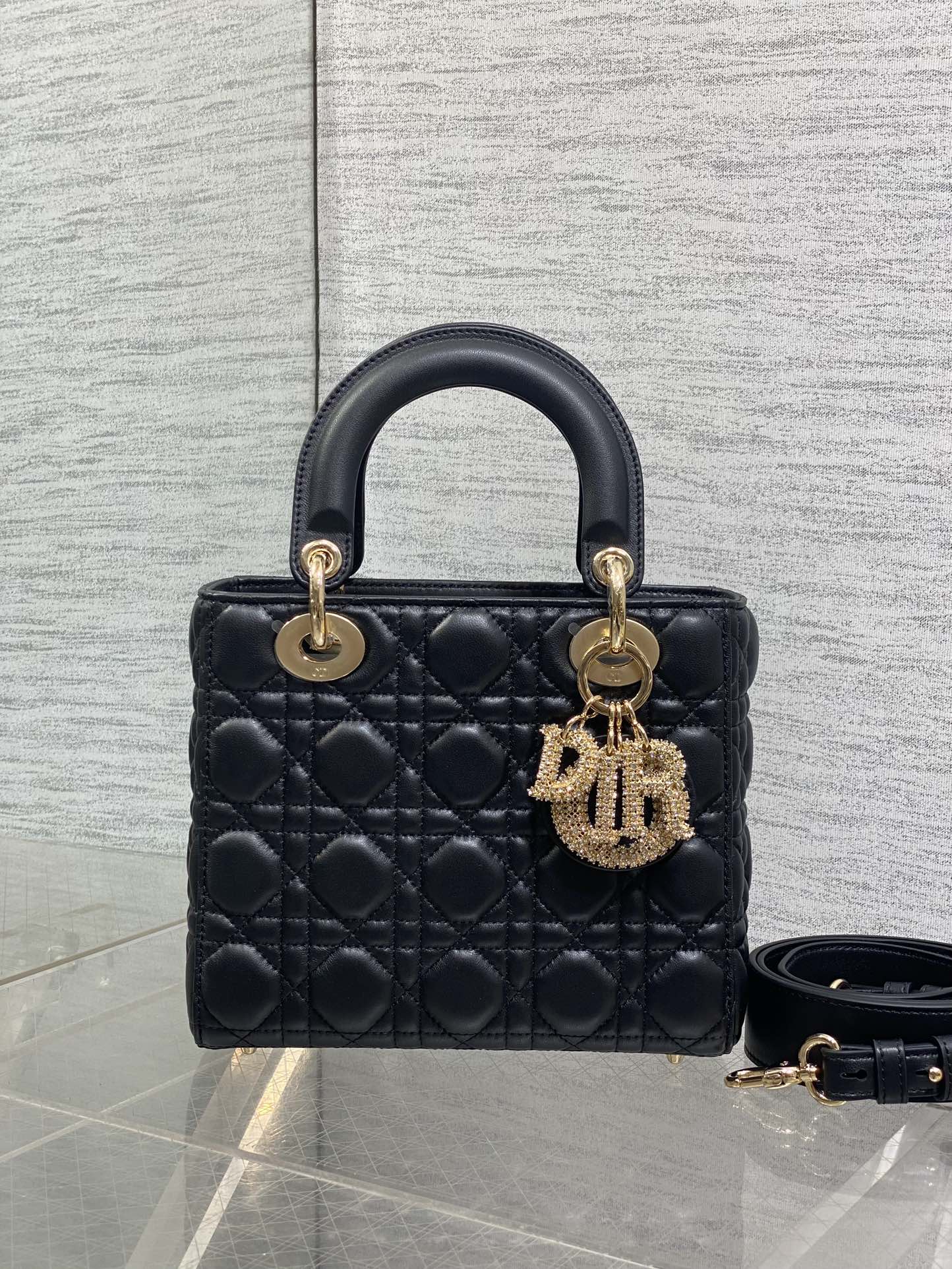 现货‼️Lady最新限量版水晶扣戴妃包🌞，人手一个必备的戴妃包😍。迷人优雅又气场十足💃🏻，斜挎手拎也是女