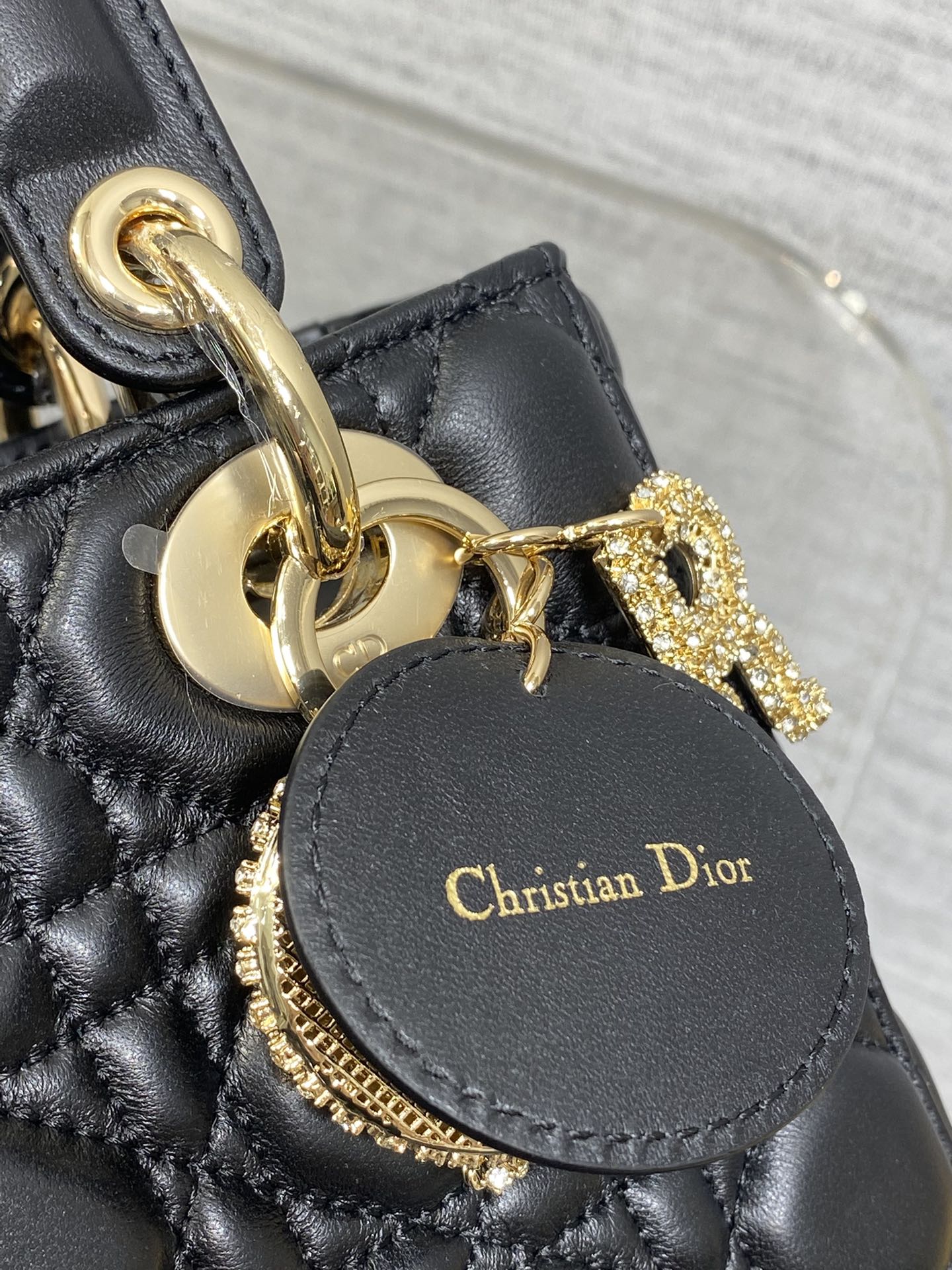 现货‼️Lady最新限量版水晶扣戴妃包🌞，人手一个必备的戴妃包😍。迷人优雅又气场十足💃🏻，斜挎手拎也是女