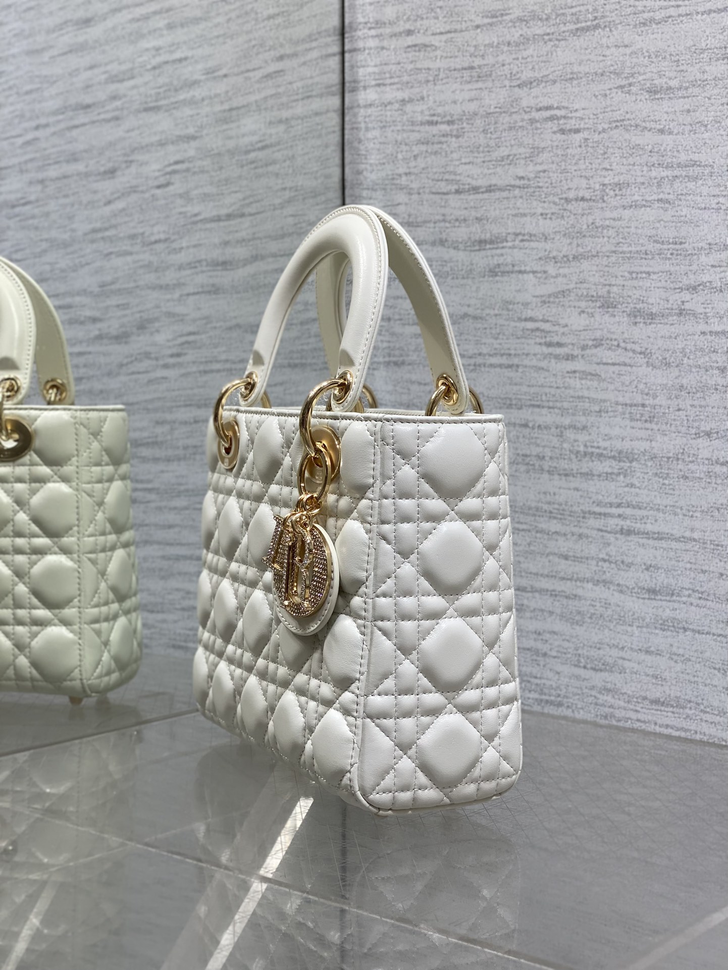 现货‼️Lady最新限量版钻石扣戴妃包🌞，人手一个必备的戴妃包😍。迷人优雅又气场十足💃🏻，斜挎手拎也是女