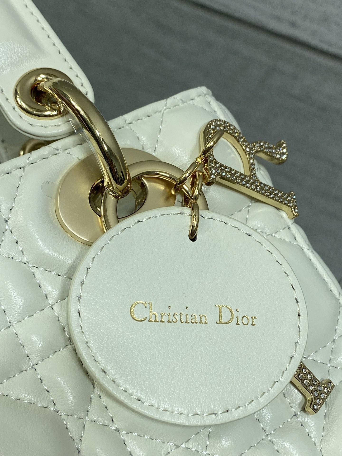 现货‼️Lady最新限量版钻石扣戴妃包🌞，人手一个必备的戴妃包😍。迷人优雅又气场十足💃🏻，斜挎手拎也是女