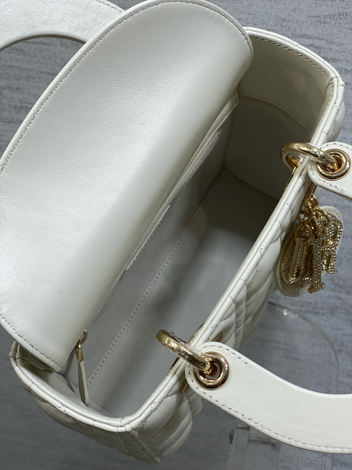 现货‼️Lady最新限量版钻石扣戴妃包🌞，人手一个必备的戴妃包😍。迷人优雅又气场十足💃🏻，斜挎手拎也是女