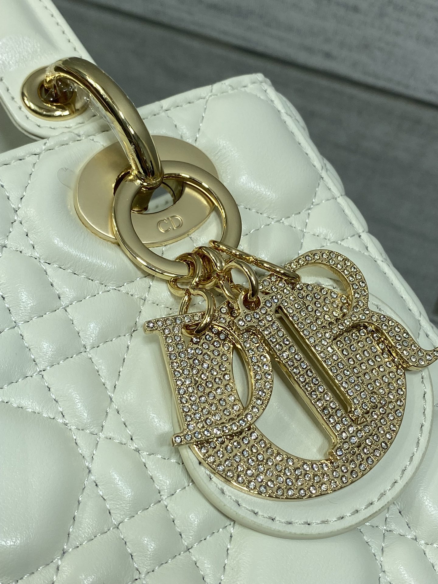 现货‼️Lady最新限量版钻石扣戴妃包🌞，人手一个必备的戴妃包😍。迷人优雅又气场十足💃🏻，斜挎手拎也是女