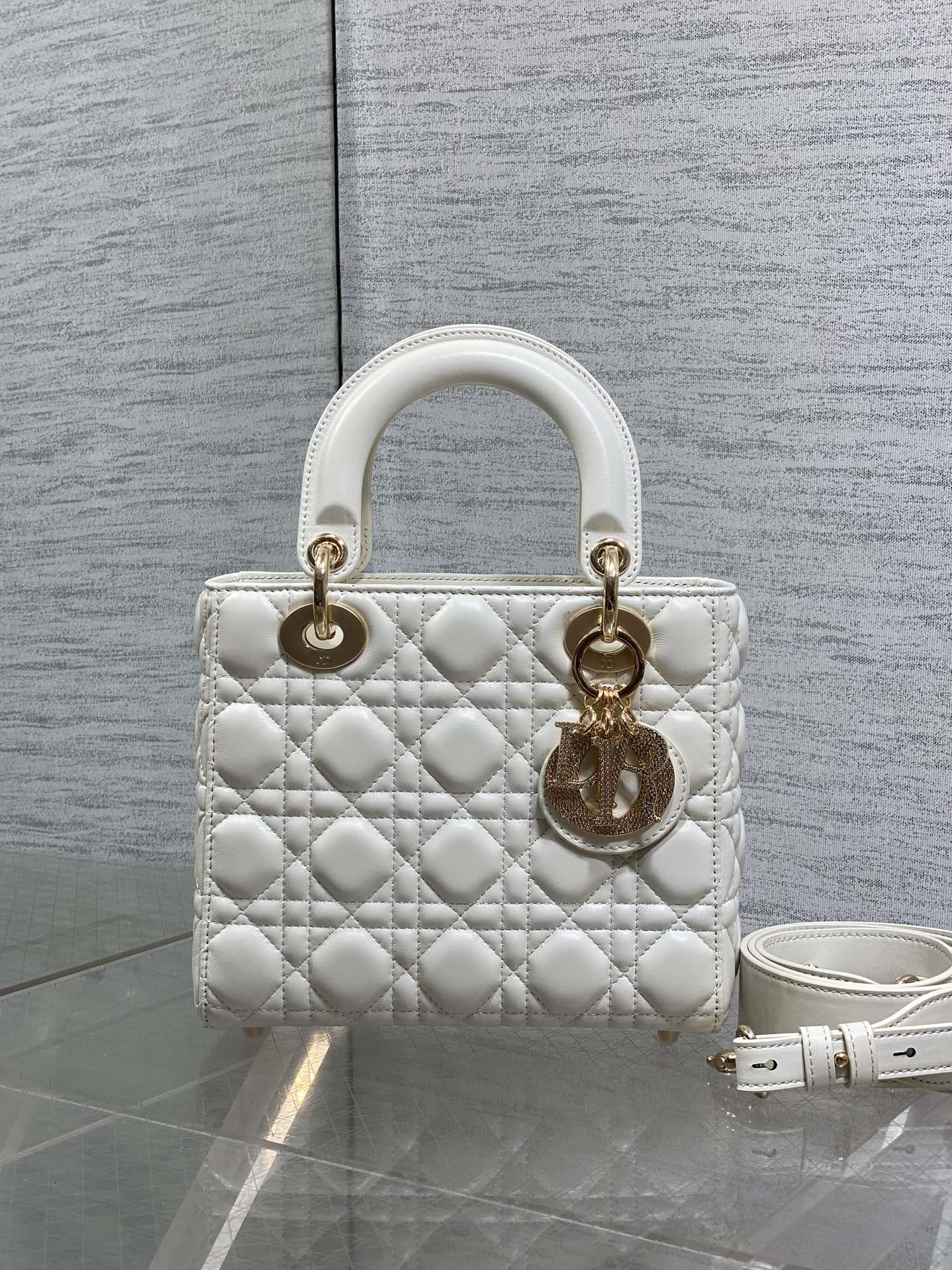 现货‼️Lady最新限量版钻石扣戴妃包🌞，人手一个必备的戴妃包😍。迷人优雅又气场十足💃🏻，斜挎手拎也是女