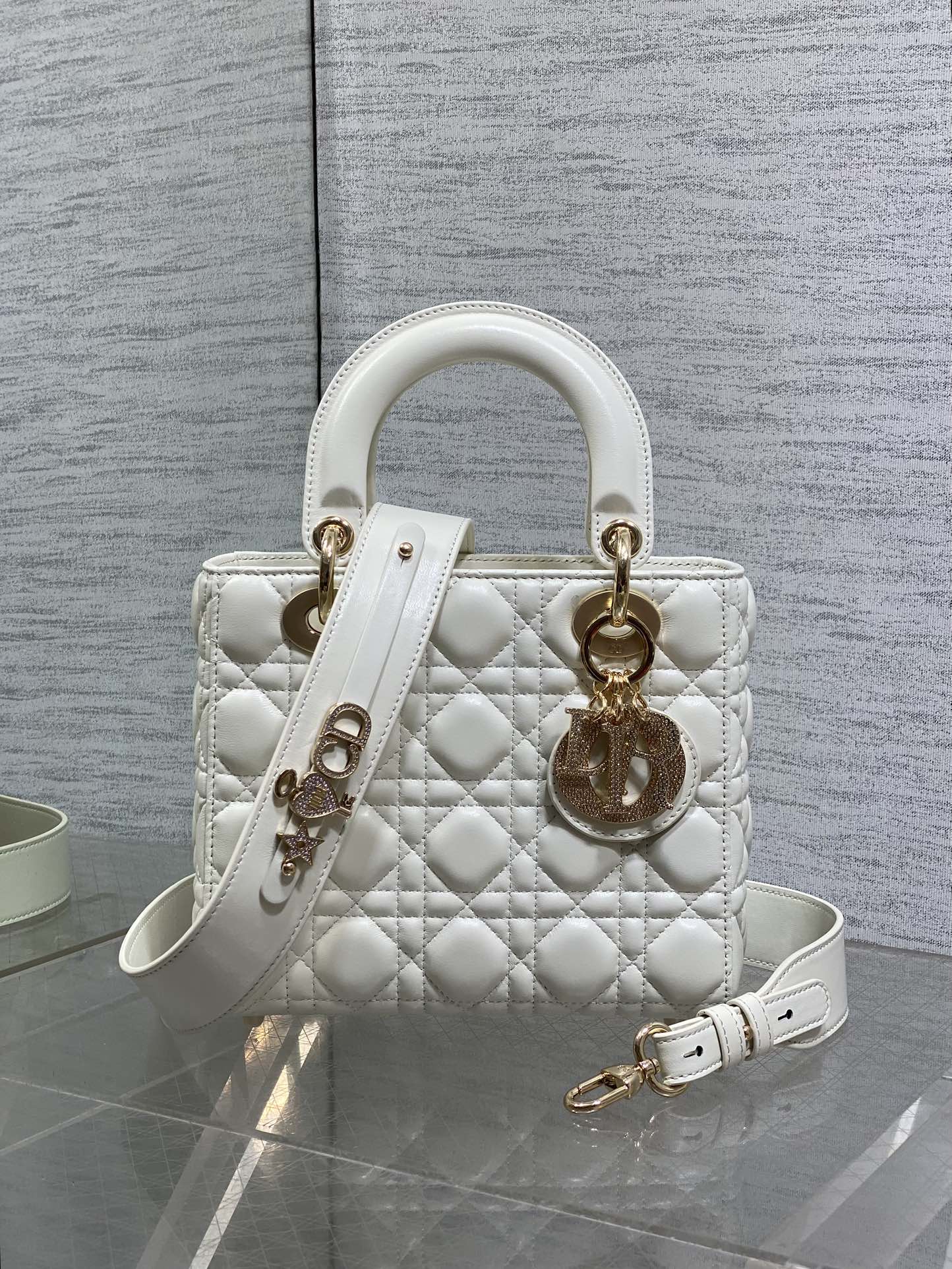 现货‼️Lady最新限量版钻石扣戴妃包🌞，人手一个必备的戴妃包😍。迷人优雅又气场十足💃🏻，斜挎手拎也是女