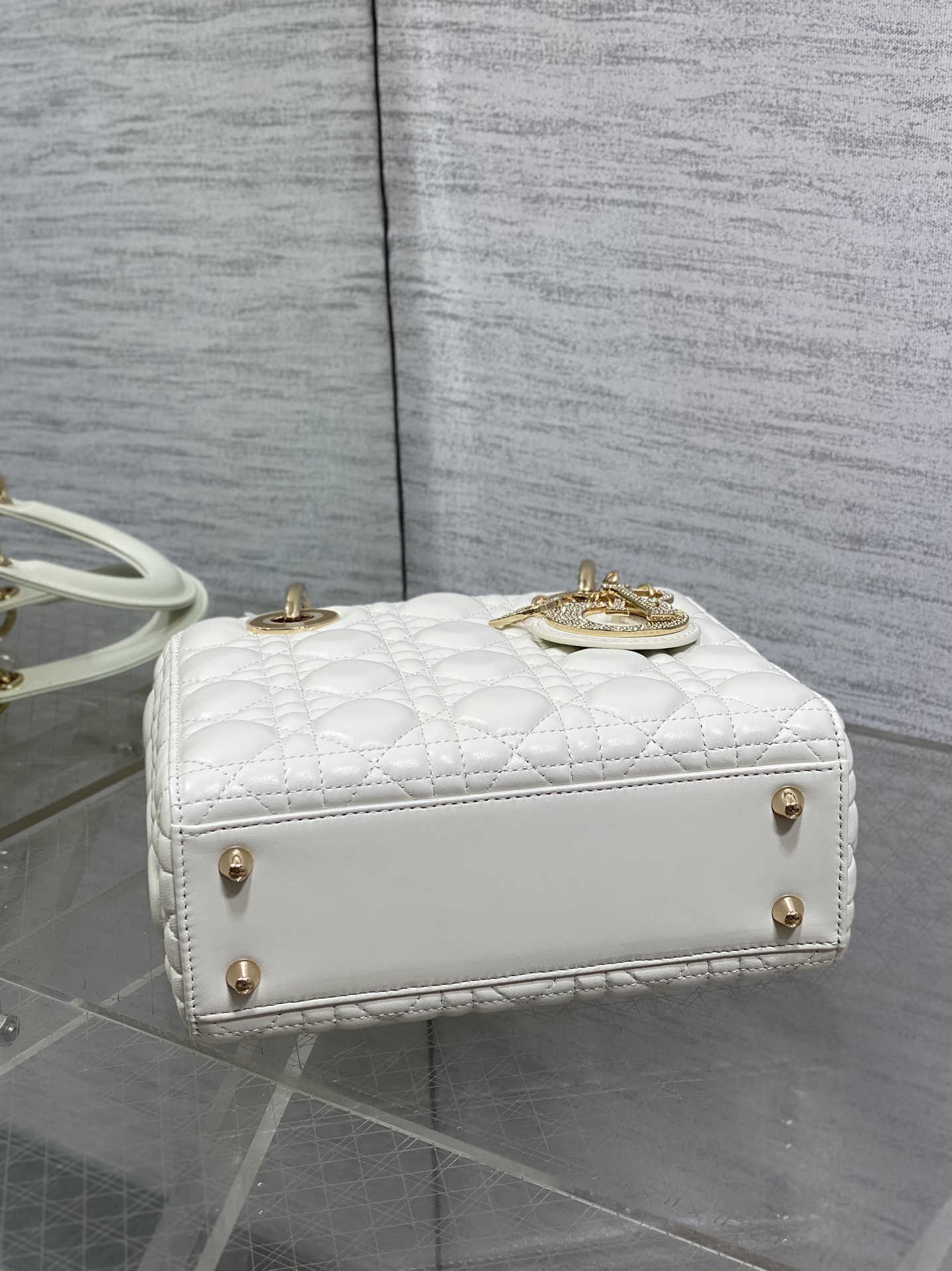 现货‼️Lady最新限量版钻石扣戴妃包🌞，人手一个必备的戴妃包😍。迷人优雅又气场十足💃🏻，斜挎手拎也是女