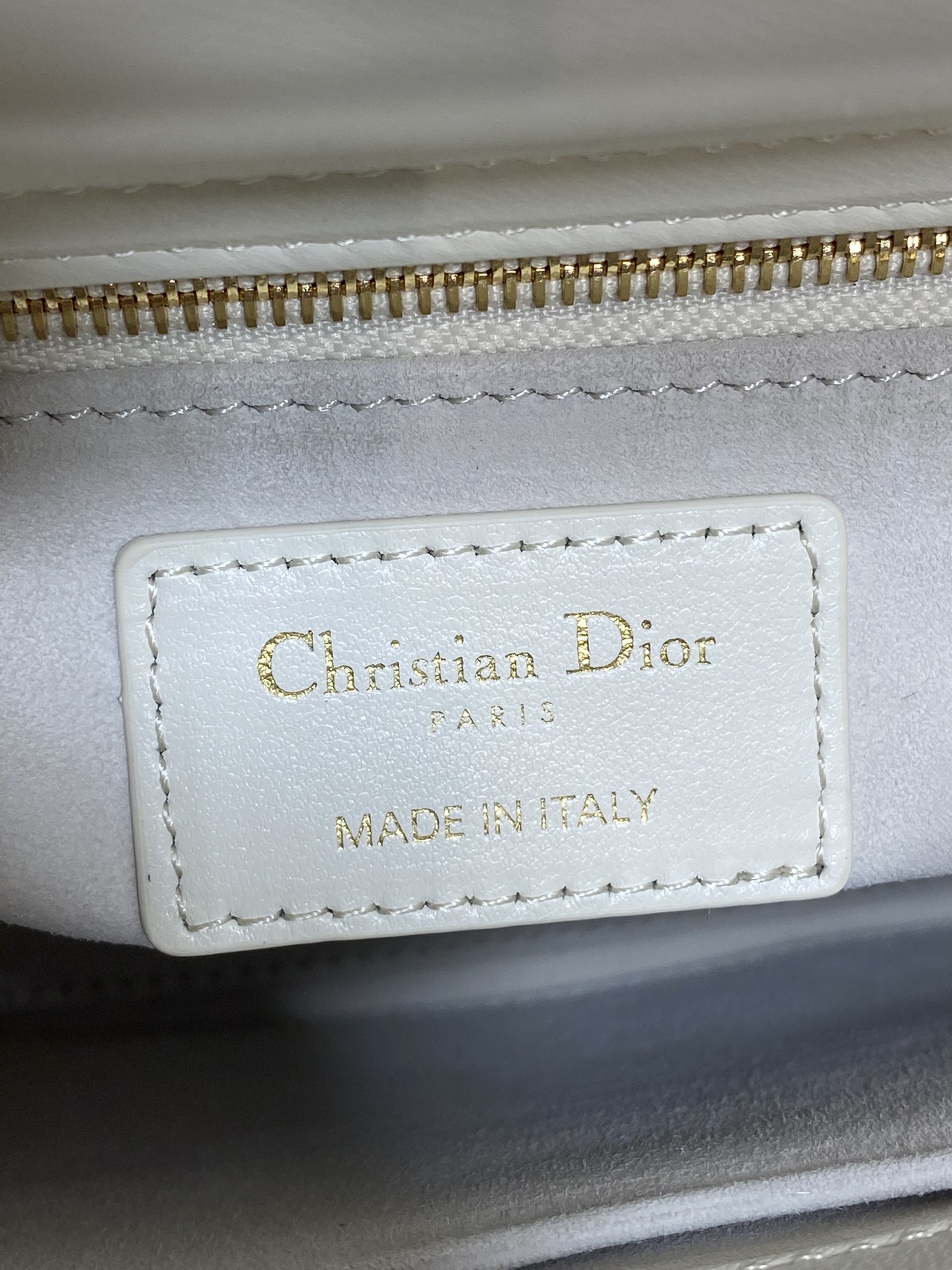 现货‼️Lady最新限量版钻石扣戴妃包🌞，人手一个必备的戴妃包😍。迷人优雅又气场十足💃🏻，斜挎手拎也是女