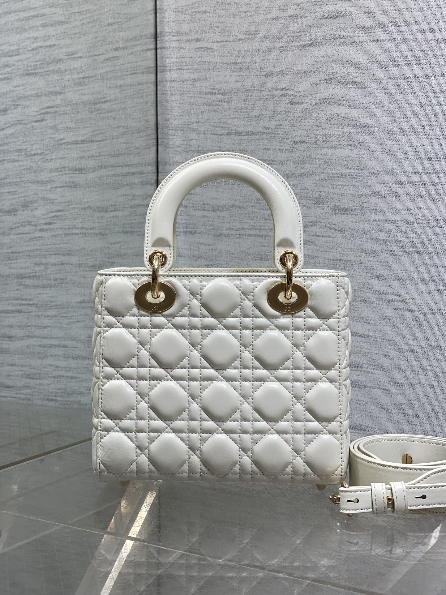 现货‼️Lady最新限量版钻石扣戴妃包🌞，人手一个必备的戴妃包😍。迷人优雅又气场十足💃🏻，斜挎手拎也是女