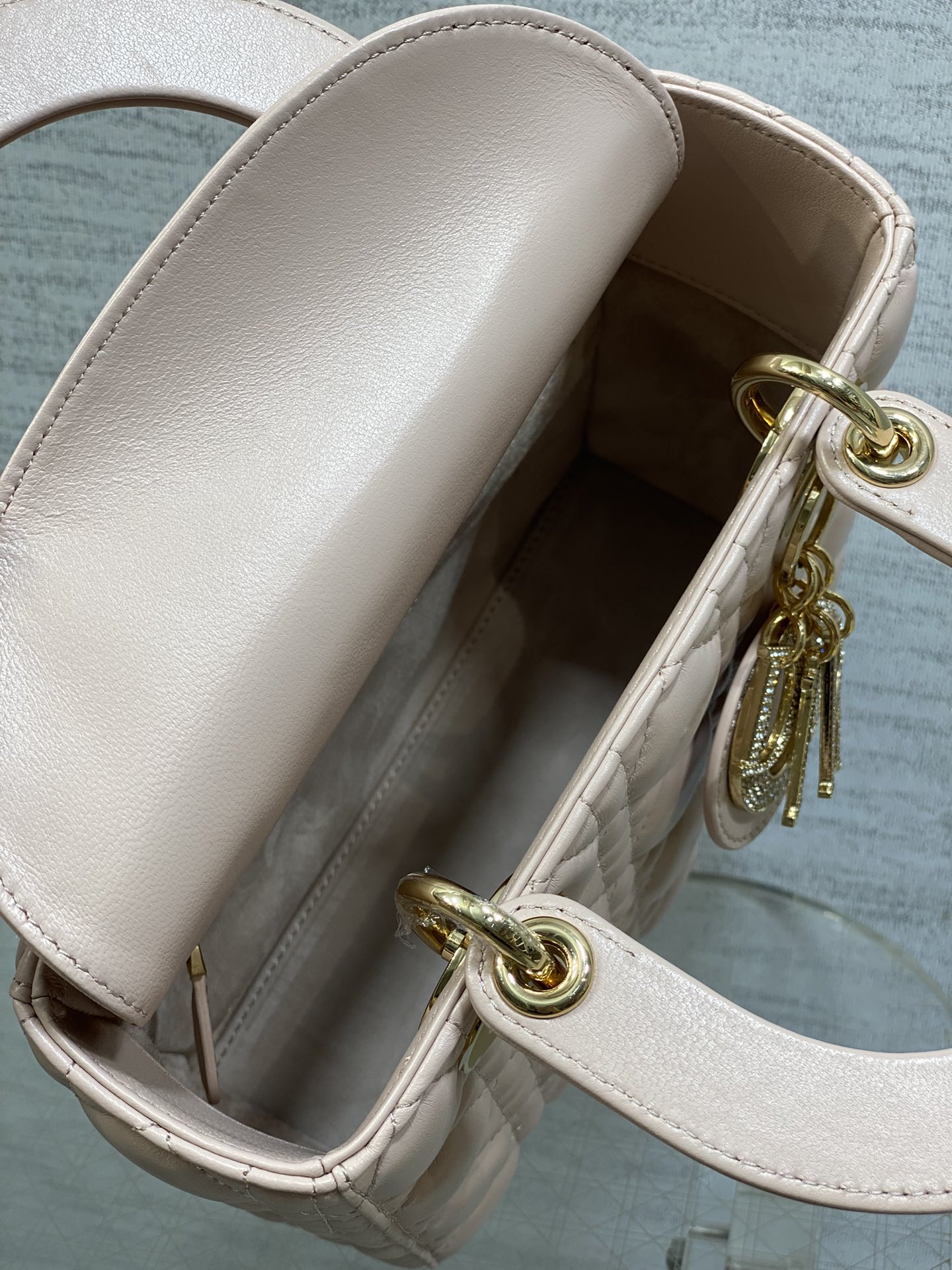 现货‼️Lady最新限量版钻石扣戴妃包🌞，人手一个必备的戴妃包😍。迷人优雅又气场十足💃🏻，斜挎手拎也是女