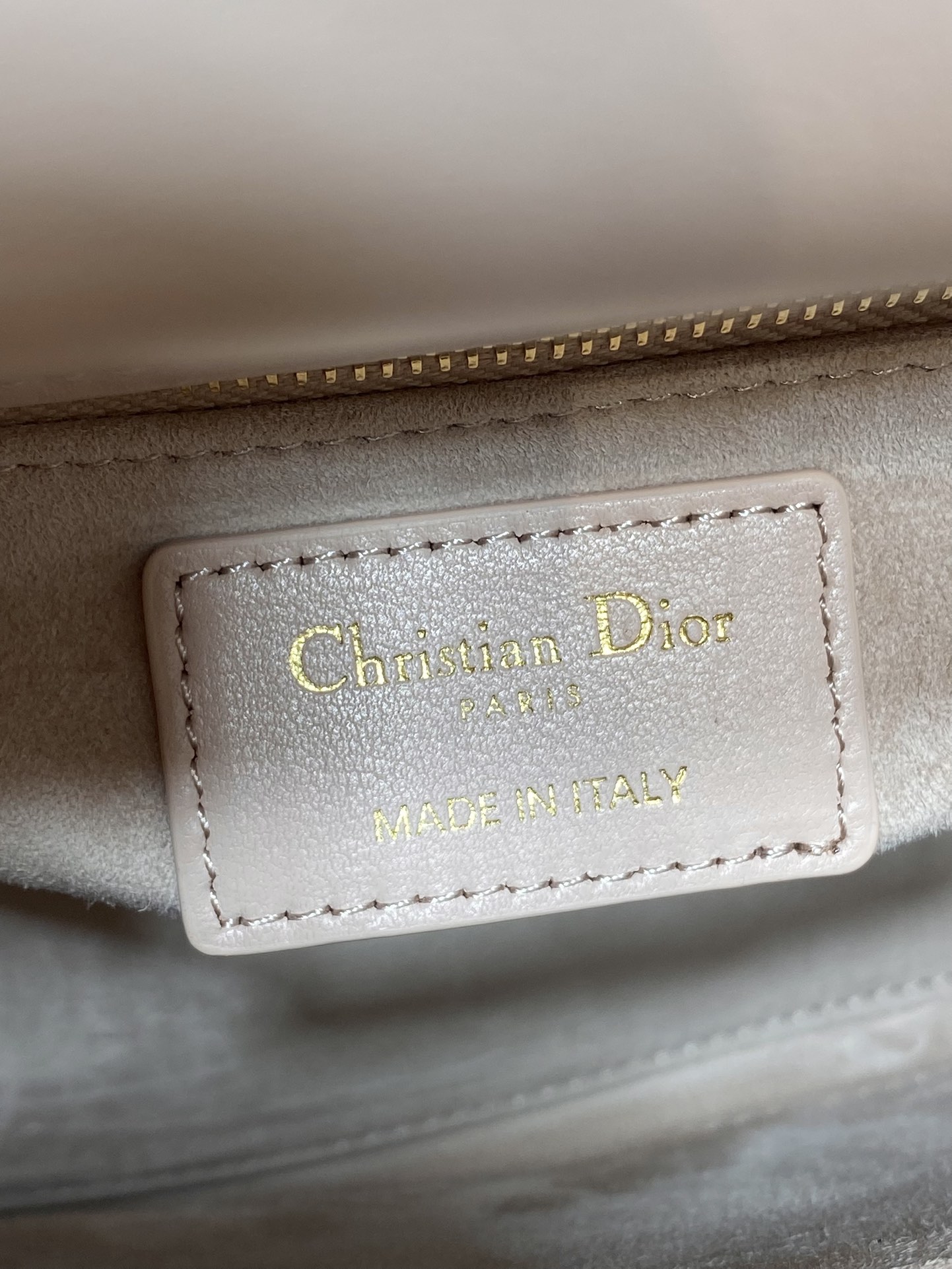 现货‼️Lady最新限量版钻石扣戴妃包🌞，人手一个必备的戴妃包😍。迷人优雅又气场十足💃🏻，斜挎手拎也是女