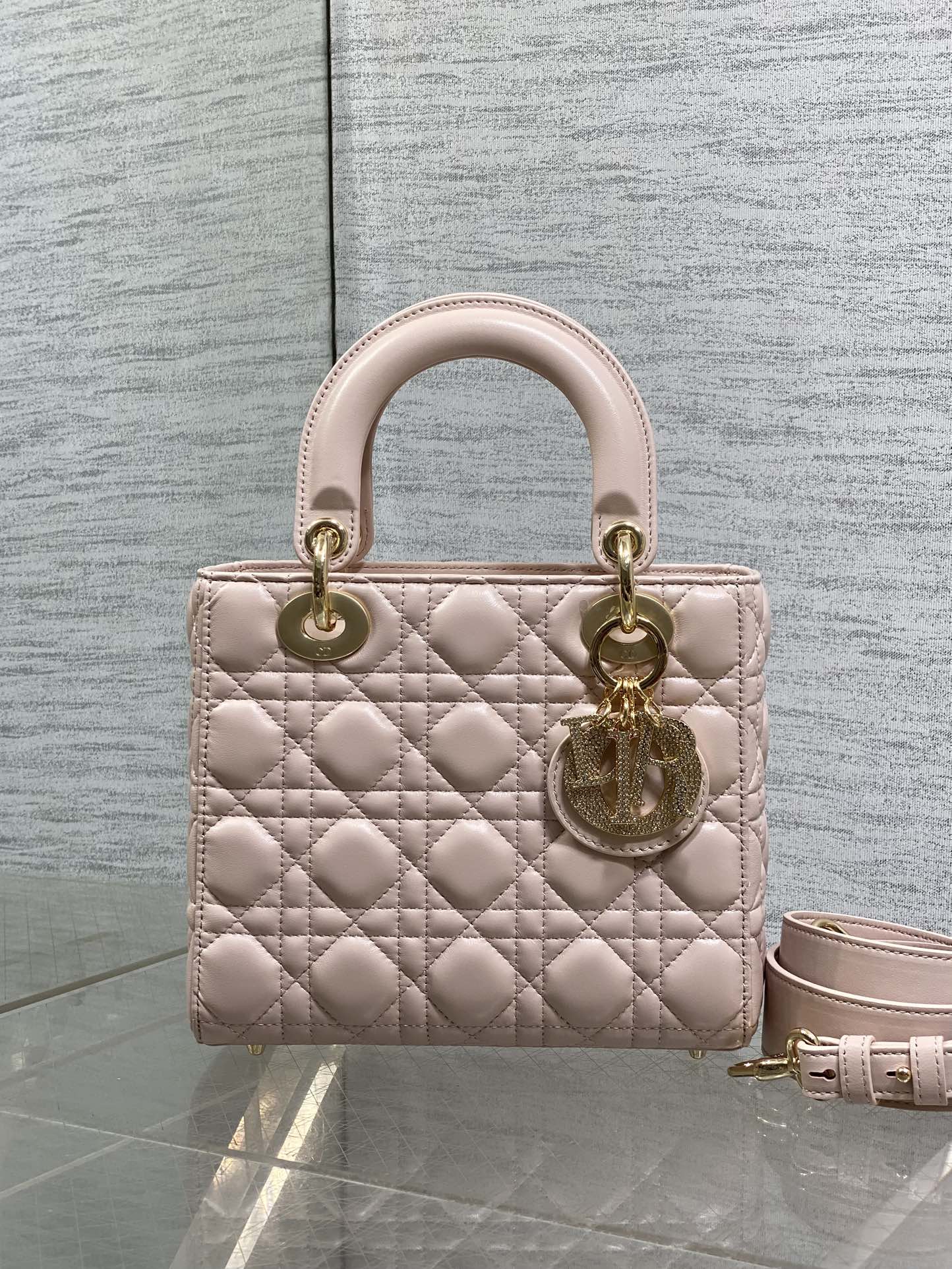 现货‼️Lady最新限量版钻石扣戴妃包🌞，人手一个必备的戴妃包😍。迷人优雅又气场十足💃🏻，斜挎手拎也是女