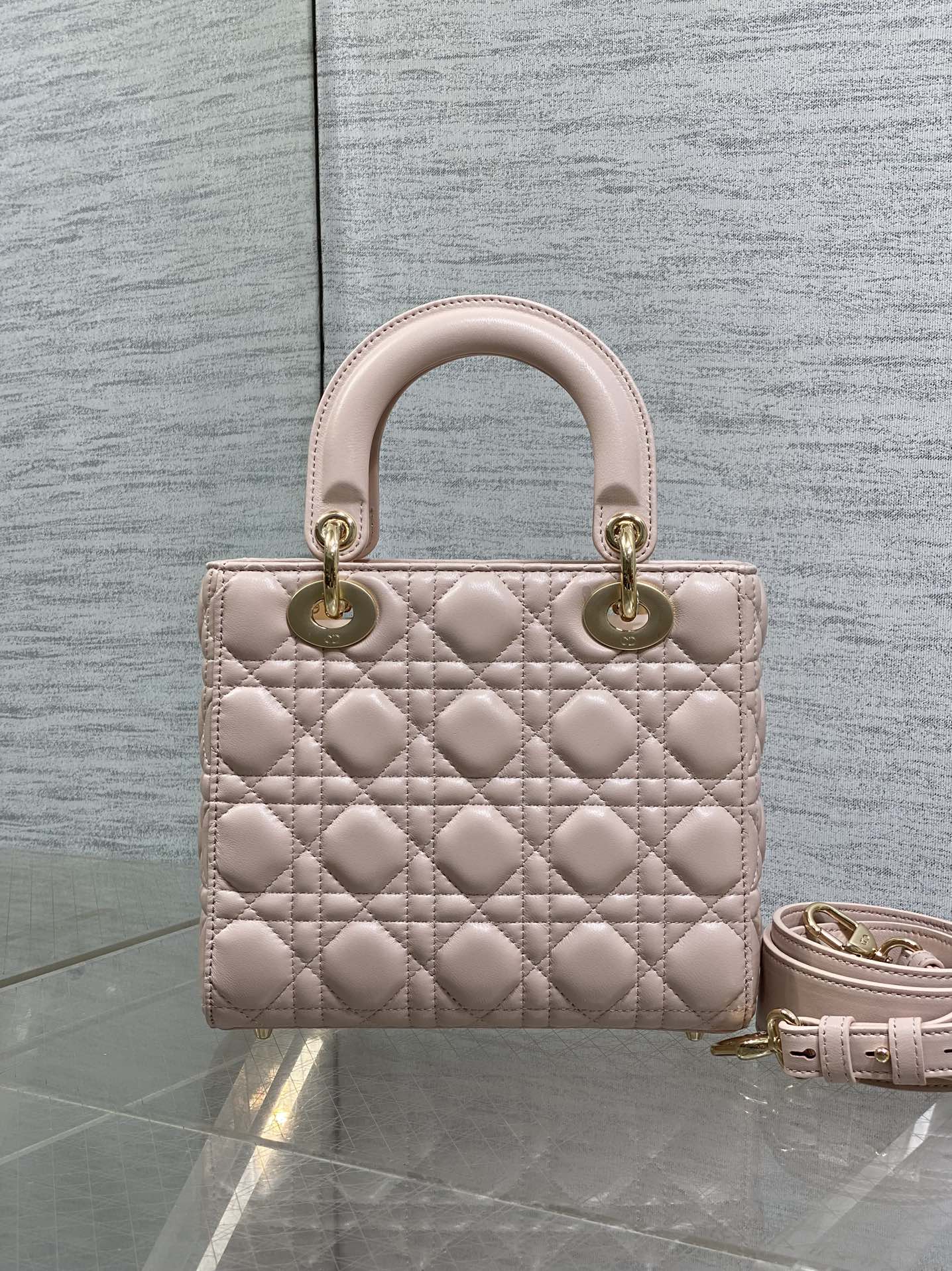 现货‼️Lady最新限量版钻石扣戴妃包🌞，人手一个必备的戴妃包😍。迷人优雅又气场十足💃🏻，斜挎手拎也是女