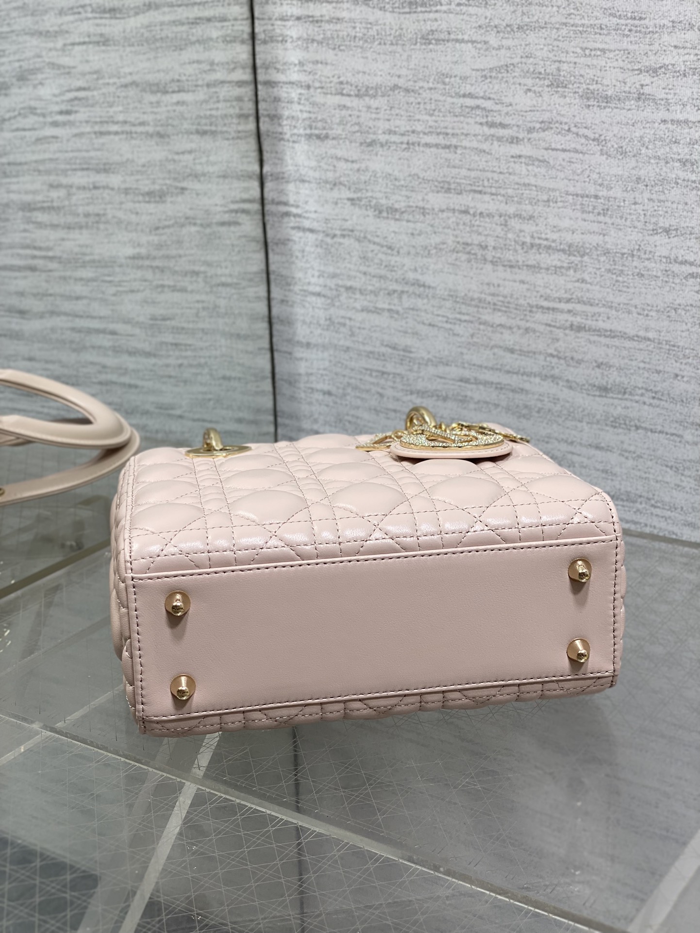 现货‼️Lady最新限量版钻石扣戴妃包🌞，人手一个必备的戴妃包😍。迷人优雅又气场十足💃🏻，斜挎手拎也是女