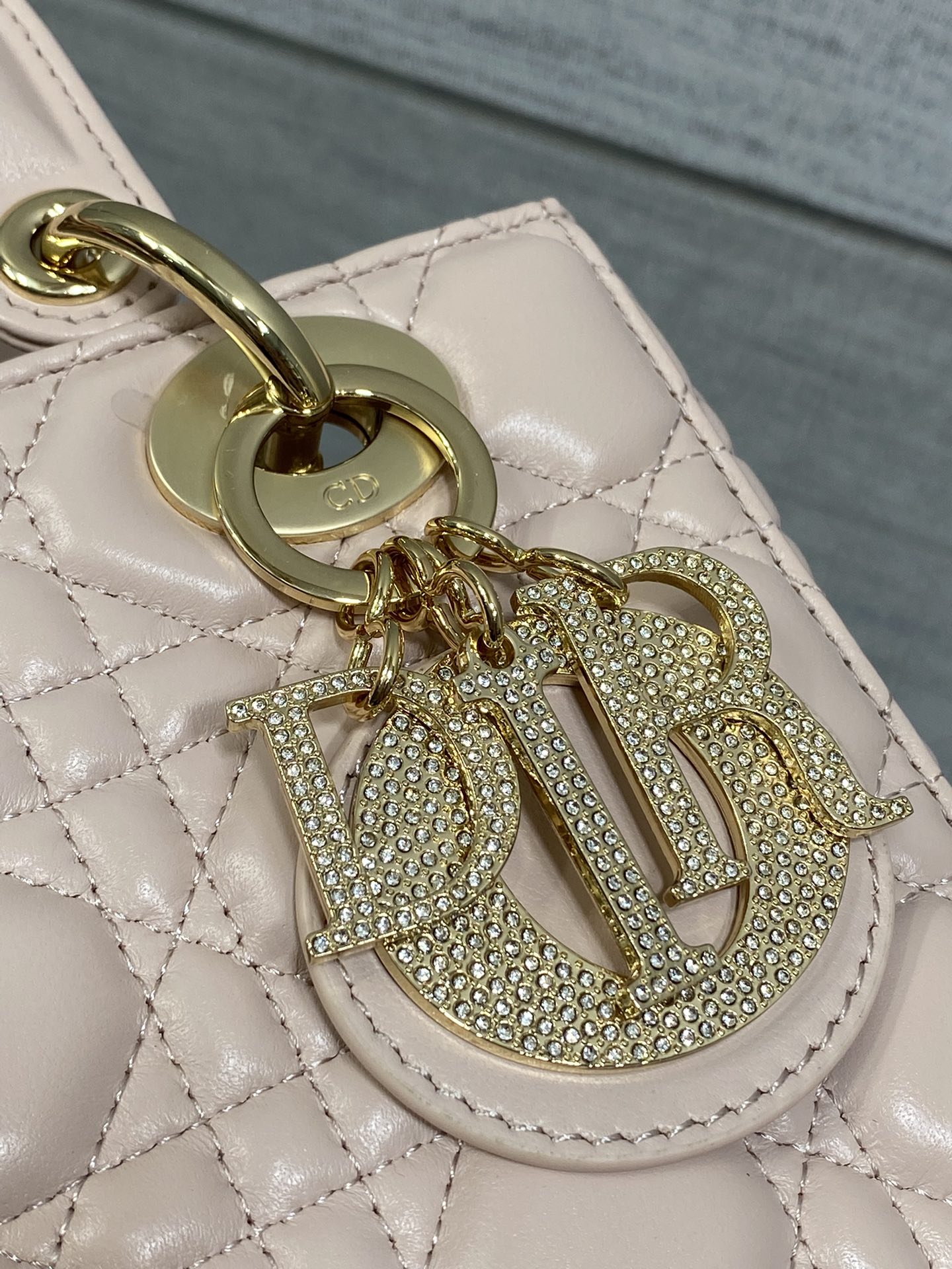 现货‼️Lady最新限量版钻石扣戴妃包🌞，人手一个必备的戴妃包😍。迷人优雅又气场十足💃🏻，斜挎手拎也是女