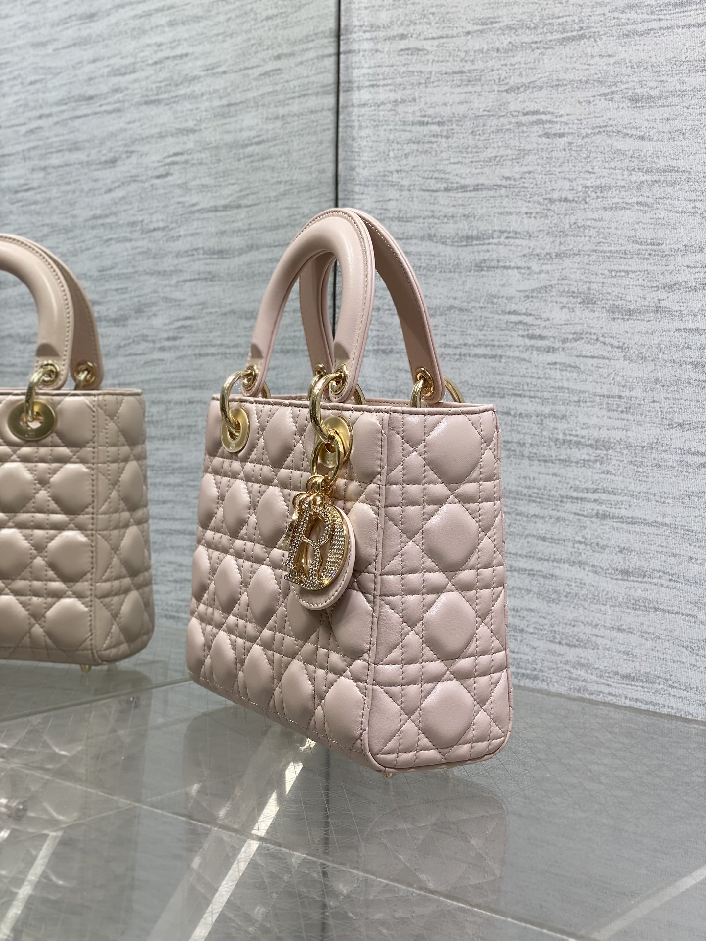 现货‼️Lady最新限量版钻石扣戴妃包🌞，人手一个必备的戴妃包😍。迷人优雅又气场十足💃🏻，斜挎手拎也是女