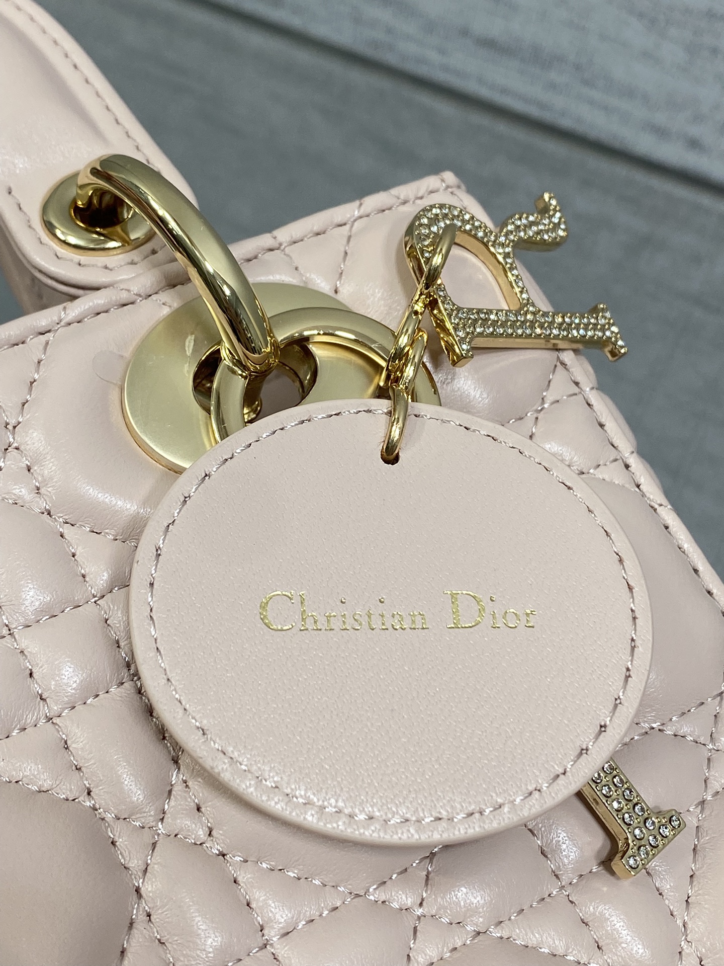 现货‼️Lady最新限量版钻石扣戴妃包🌞，人手一个必备的戴妃包😍。迷人优雅又气场十足💃🏻，斜挎手拎也是女