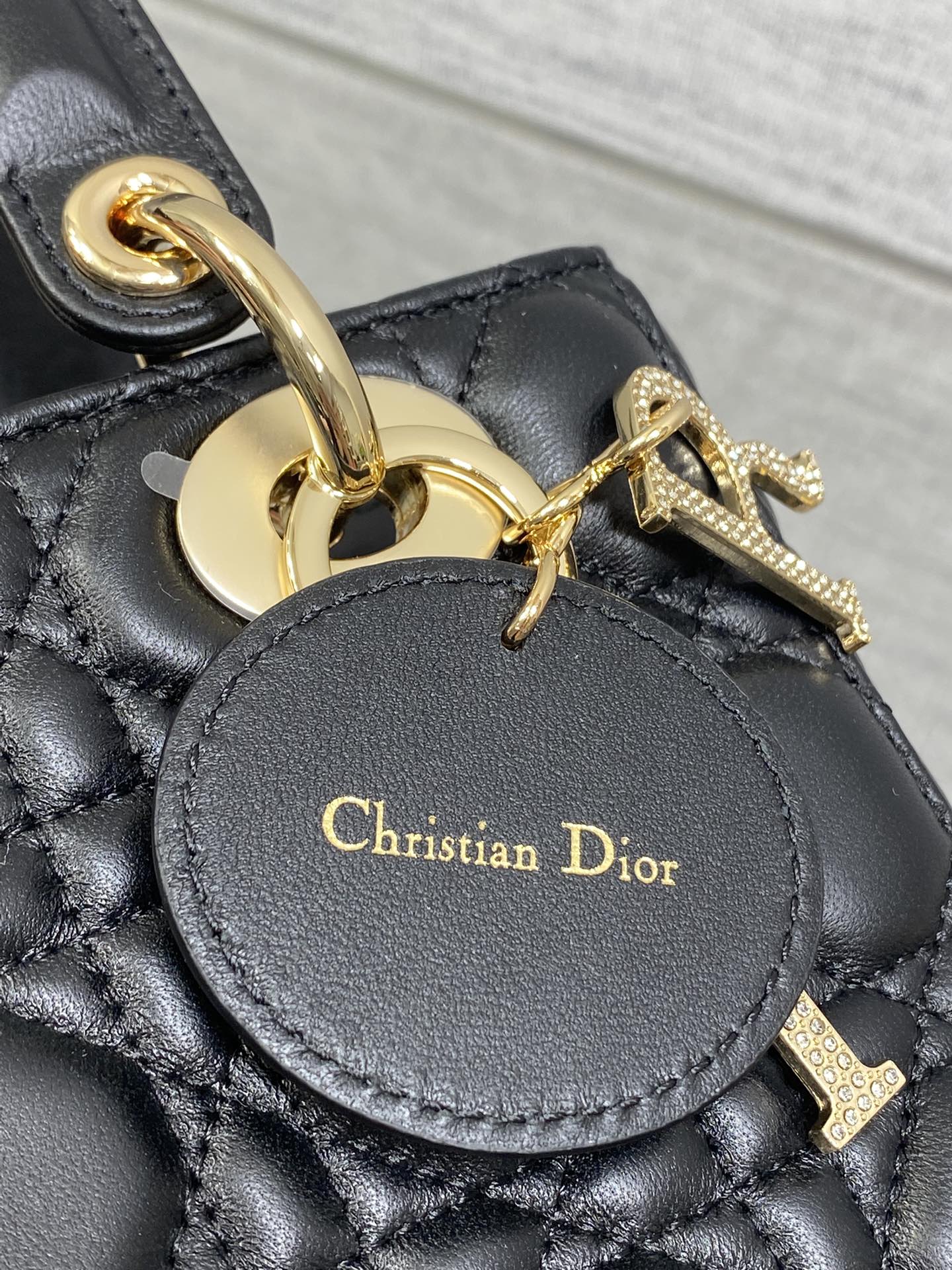 现货‼️Lady最新限量版钻石扣戴妃包🌞，人手一个必备的戴妃包😍。迷人优雅又气场十足💃🏻，斜挎手拎也是女