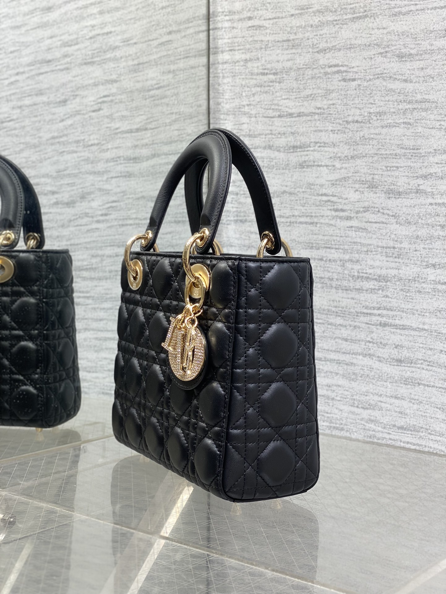 现货‼️Lady最新限量版钻石扣戴妃包🌞，人手一个必备的戴妃包😍。迷人优雅又气场十足💃🏻，斜挎手拎也是女