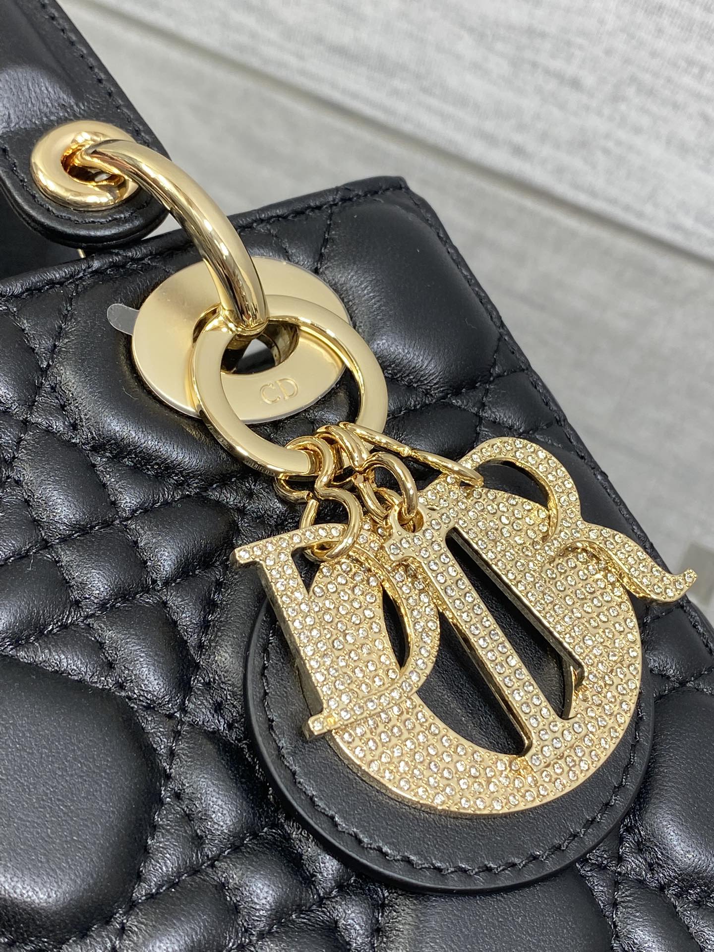 现货‼️Lady最新限量版钻石扣戴妃包🌞，人手一个必备的戴妃包😍。迷人优雅又气场十足💃🏻，斜挎手拎也是女