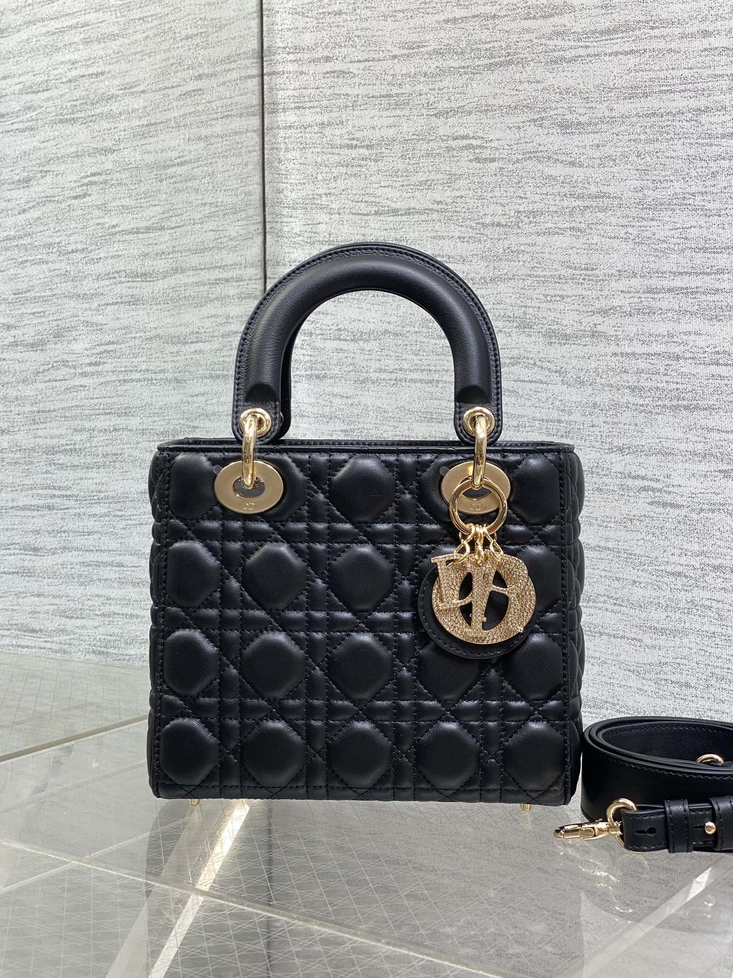 现货‼️Lady最新限量版钻石扣戴妃包🌞，人手一个必备的戴妃包😍。迷人优雅又气场十足💃🏻，斜挎手拎也是女