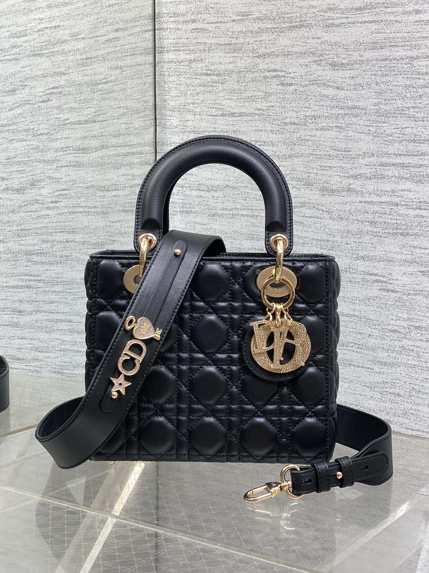 现货‼️Lady最新限量版钻石扣戴妃包🌞，人手一个必备的戴妃包😍。迷人优雅又气场十足💃🏻，斜挎手拎也是女