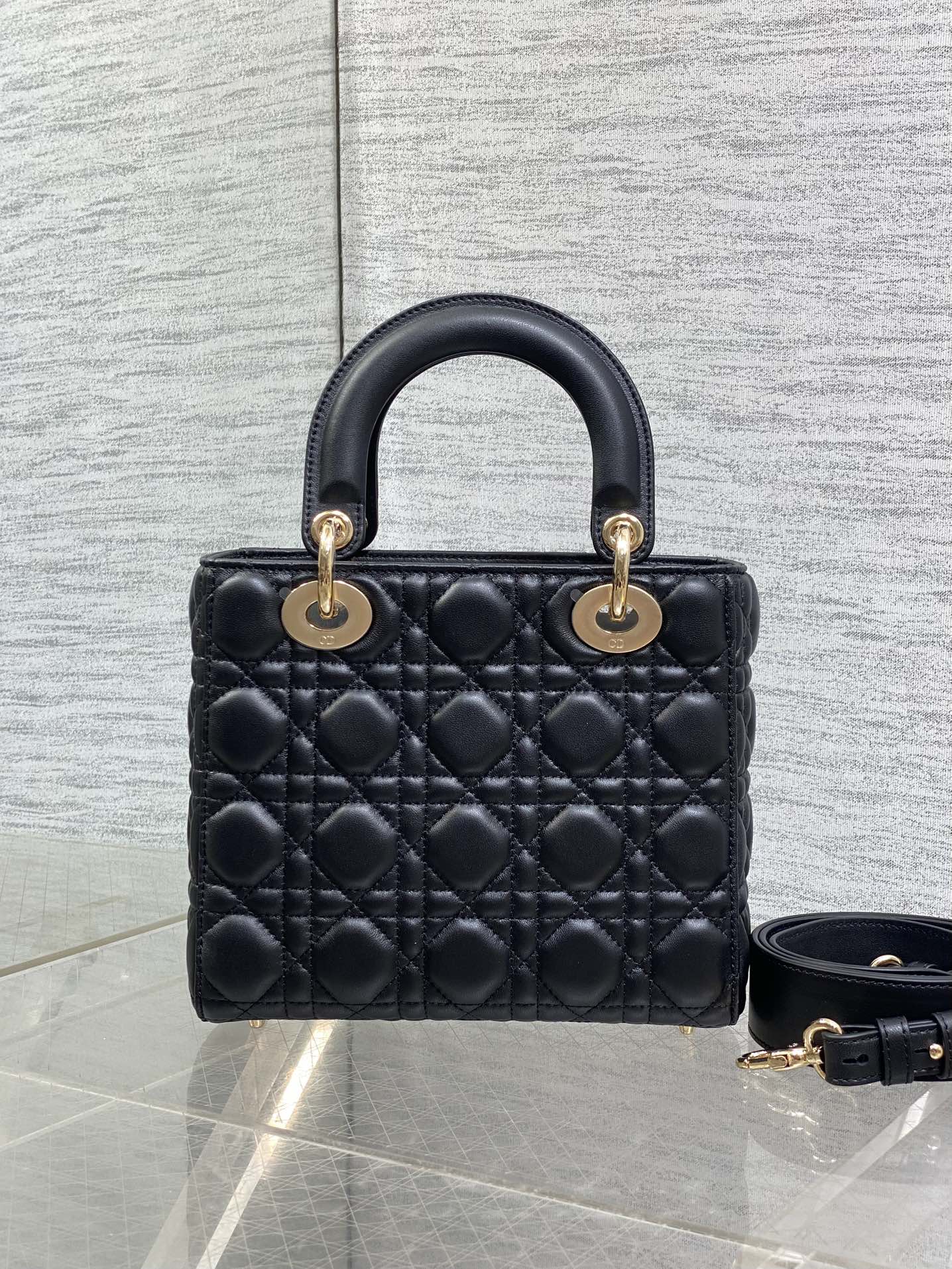 现货‼️Lady最新限量版钻石扣戴妃包🌞，人手一个必备的戴妃包😍。迷人优雅又气场十足💃🏻，斜挎手拎也是女