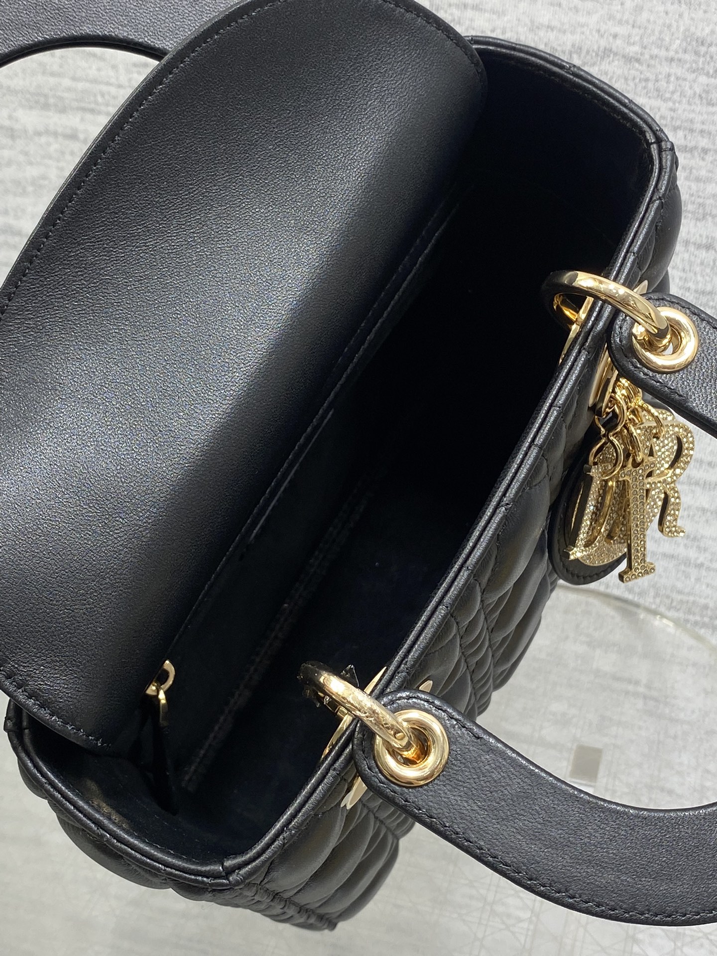 现货‼️Lady最新限量版钻石扣戴妃包🌞，人手一个必备的戴妃包😍。迷人优雅又气场十足💃🏻，斜挎手拎也是女