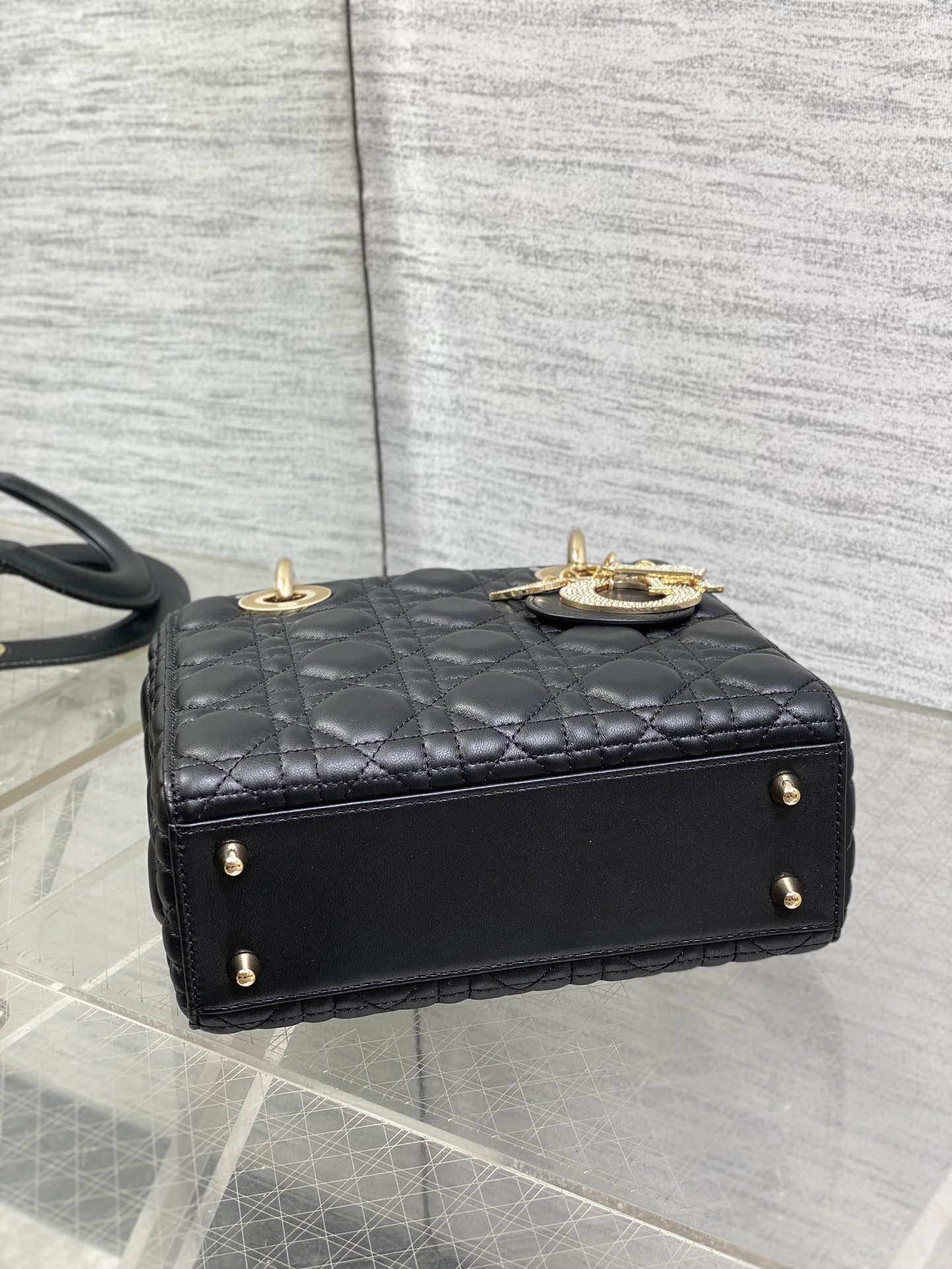 现货‼️Lady最新限量版钻石扣戴妃包🌞，人手一个必备的戴妃包😍。迷人优雅又气场十足💃🏻，斜挎手拎也是女