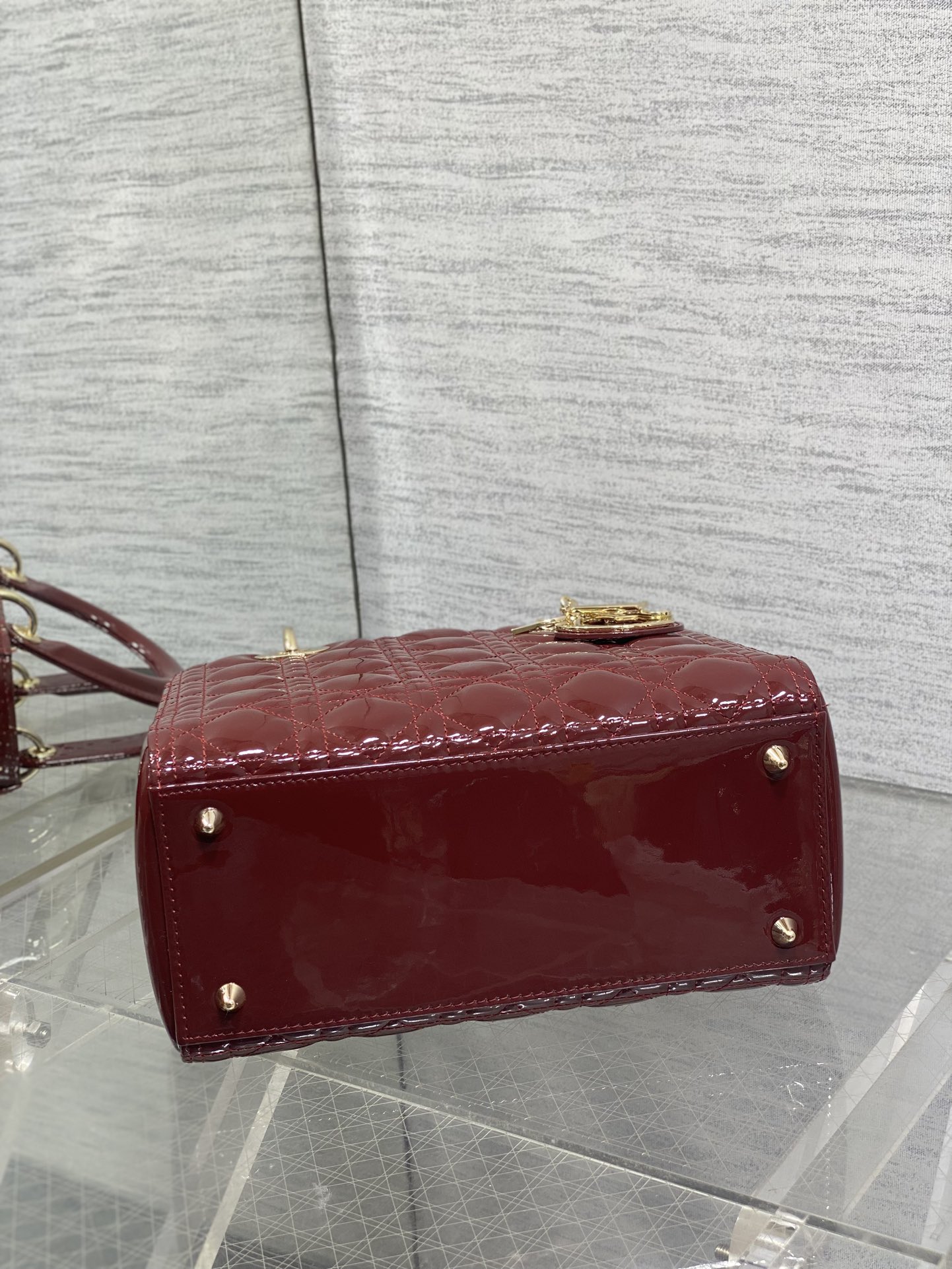 酒红现货‼️Lady最新翻盖漆皮五格，经典升级📤，改掉之前刮手的拉链设计，实在是太贴心了😘，被各种拉链包