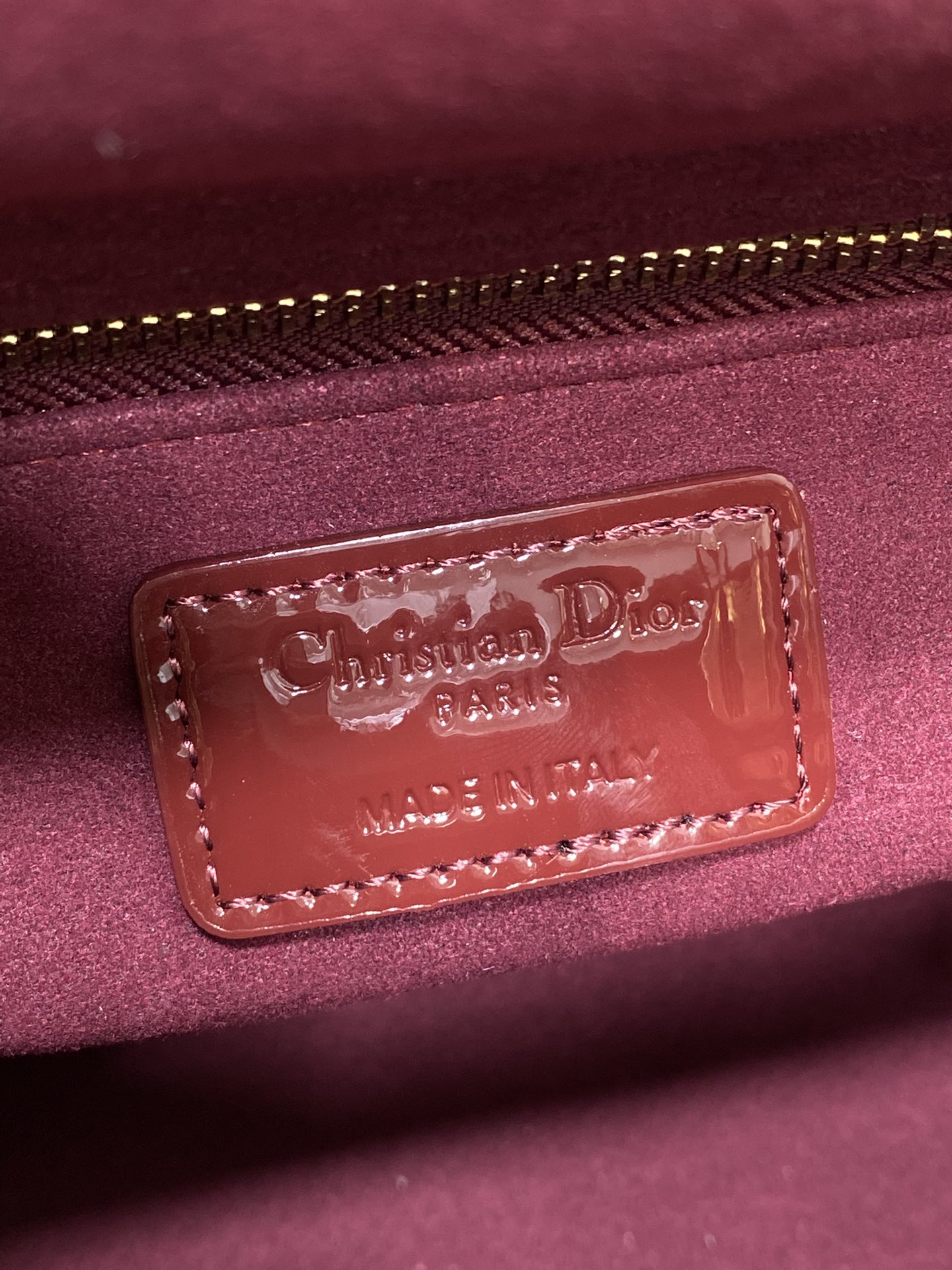 酒红现货‼️Lady最新翻盖漆皮五格，经典升级📤，改掉之前刮手的拉链设计，实在是太贴心了😘，被各种拉链包