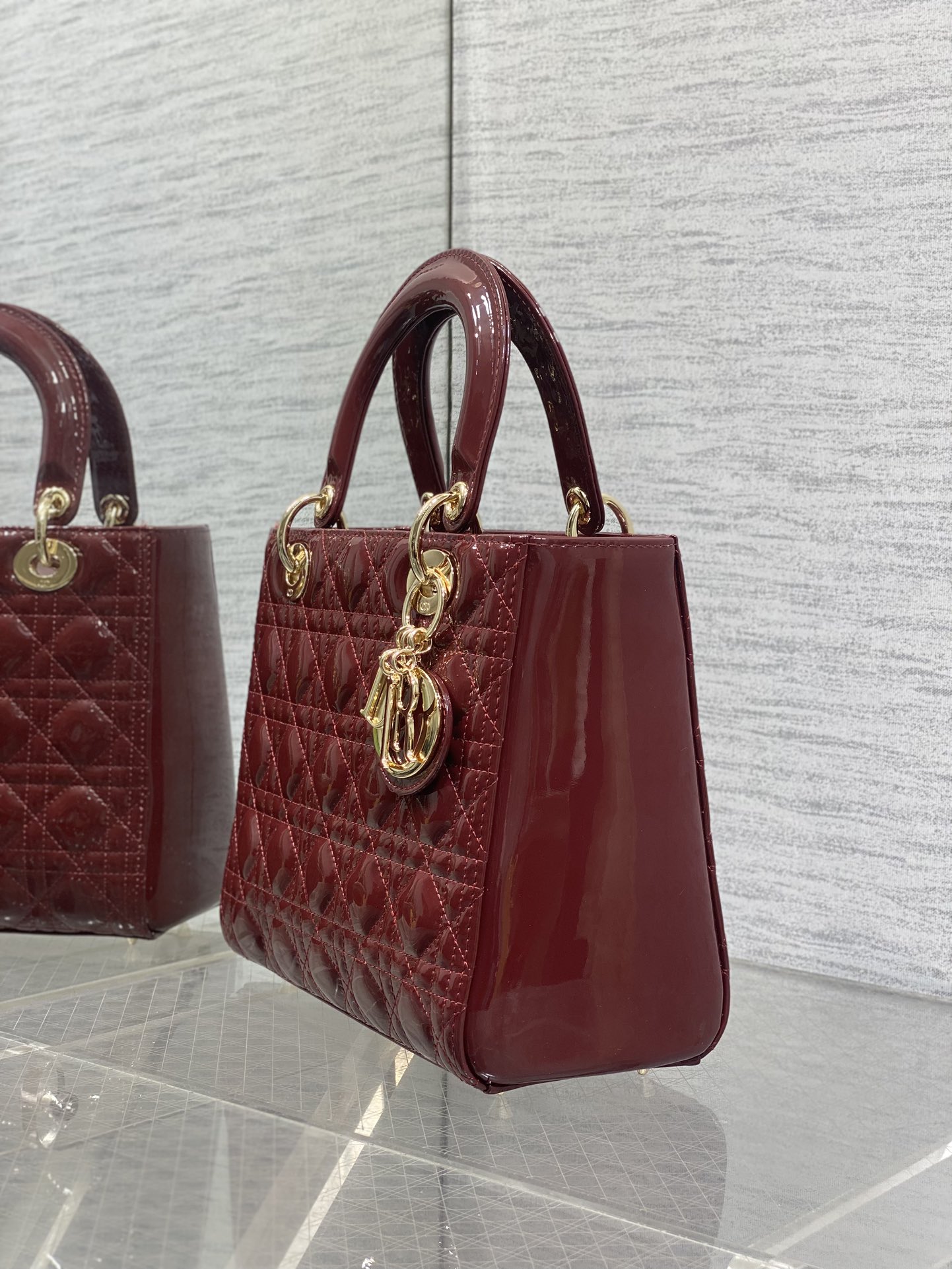 酒红现货‼️Lady最新翻盖漆皮五格，经典升级📤，改掉之前刮手的拉链设计，实在是太贴心了😘，被各种拉链包