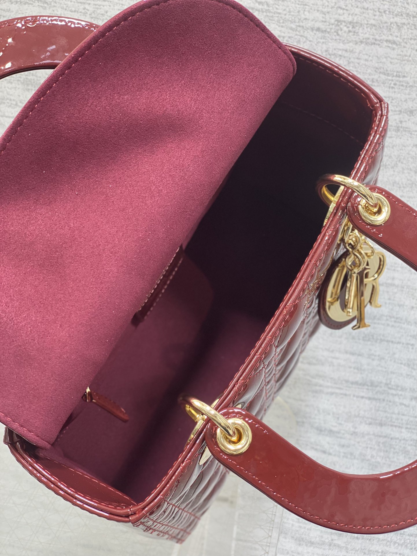 酒红现货‼️Lady最新翻盖漆皮五格，经典升级📤，改掉之前刮手的拉链设计，实在是太贴心了😘，被各种拉链包