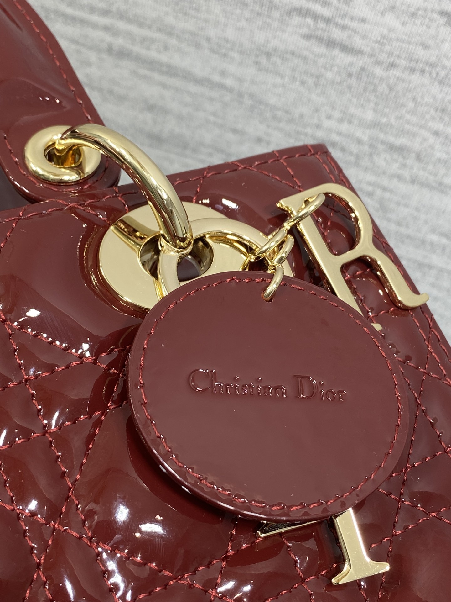 酒红现货‼️Lady最新翻盖漆皮五格，经典升级📤，改掉之前刮手的拉链设计，实在是太贴心了😘，被各种拉链包