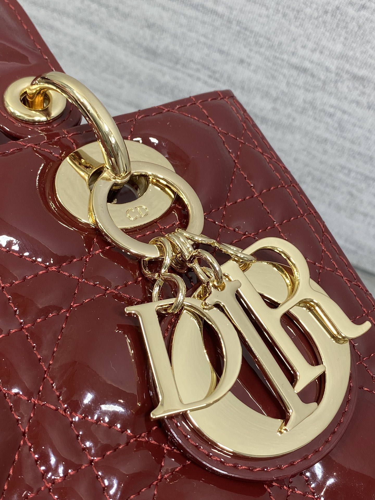 酒红现货‼️Lady最新翻盖漆皮五格，经典升级📤，改掉之前刮手的拉链设计，实在是太贴心了😘，被各种拉链包