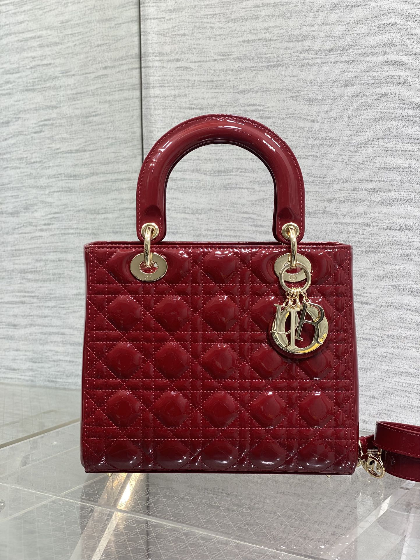 樱桃红现货‼️Lady最新翻盖漆皮五格，经典升级📤，改掉之前刮手的拉链设计，实在是太贴心了😘，被各种拉链