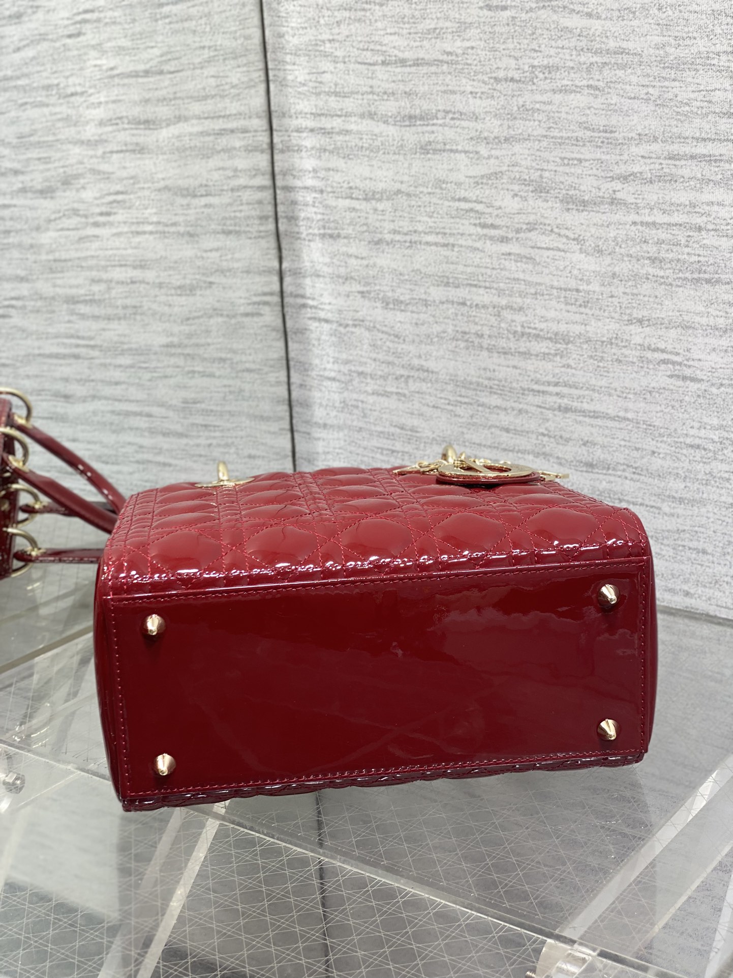 樱桃红现货‼️Lady最新翻盖漆皮五格，经典升级📤，改掉之前刮手的拉链设计，实在是太贴心了😘，被各种拉链