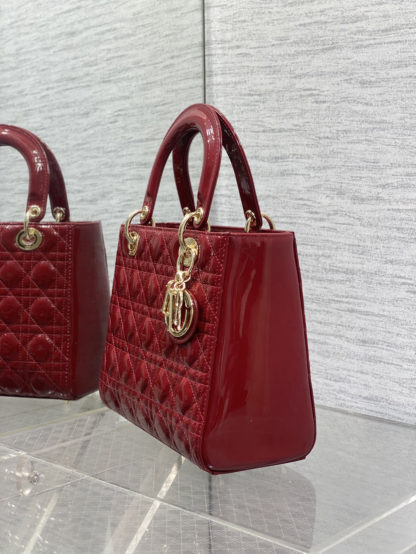 樱桃红现货‼️Lady最新翻盖漆皮五格，经典升级📤，改掉之前刮手的拉链设计，实在是太贴心了😘，被各种拉链