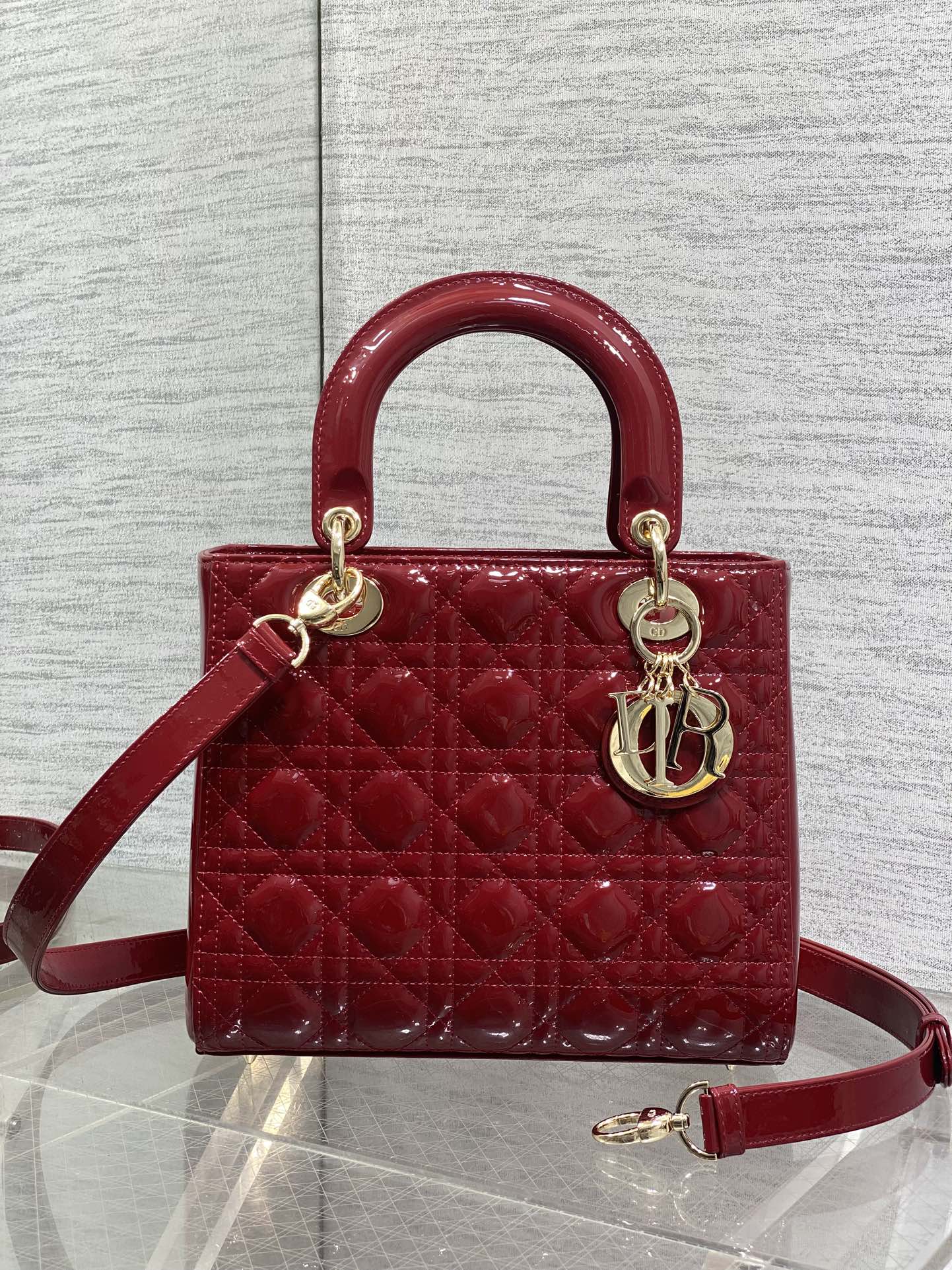 樱桃红现货‼️Lady最新翻盖漆皮五格，经典升级📤，改掉之前刮手的拉链设计，实在是太贴心了😘，被各种拉链