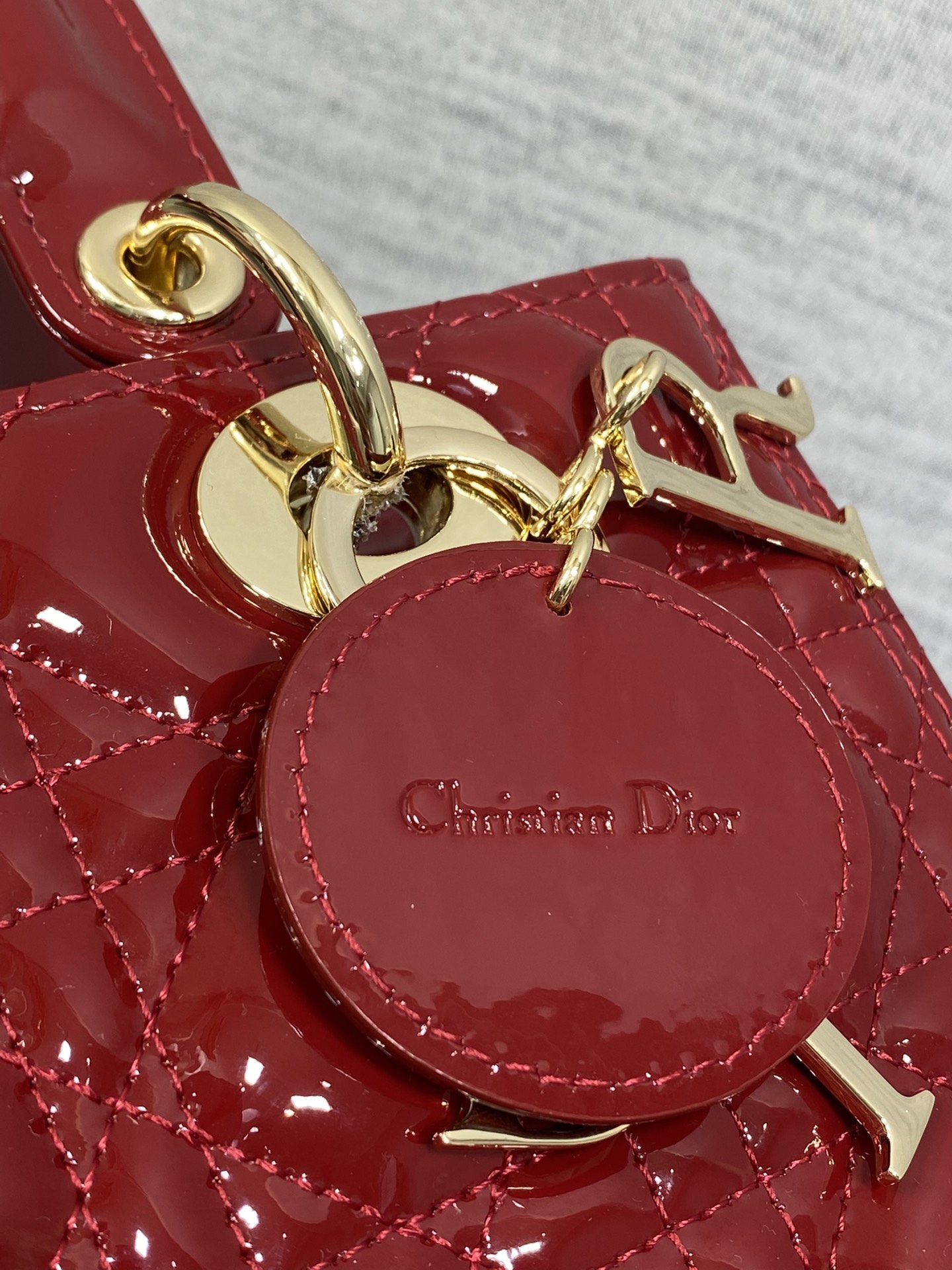 樱桃红现货‼️Lady最新翻盖漆皮五格，经典升级📤，改掉之前刮手的拉链设计，实在是太贴心了😘，被各种拉链