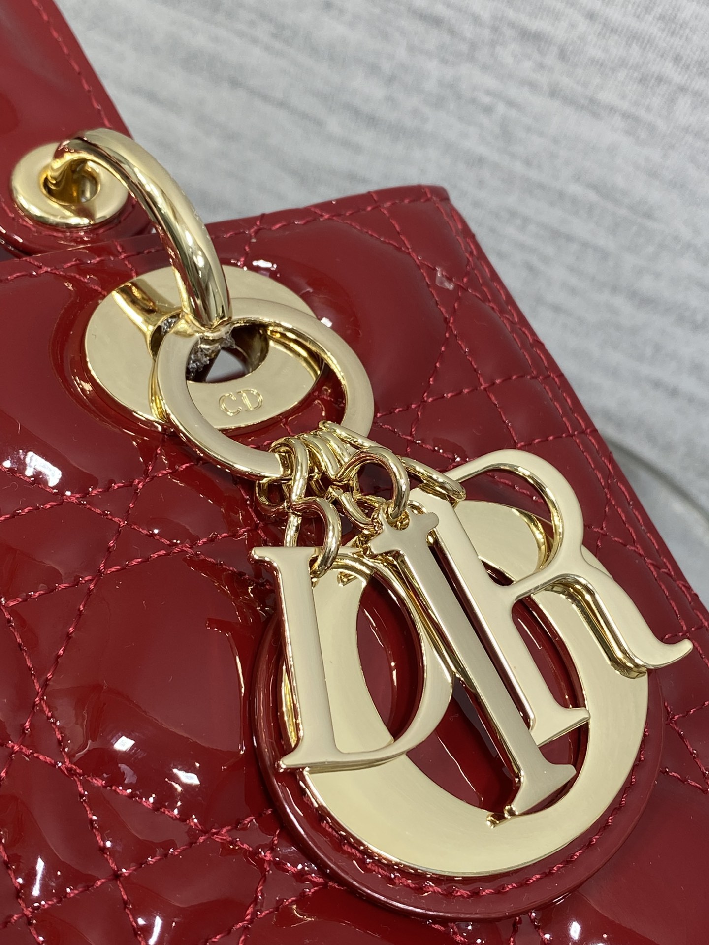 樱桃红现货‼️Lady最新翻盖漆皮五格，经典升级📤，改掉之前刮手的拉链设计，实在是太贴心了😘，被各种拉链