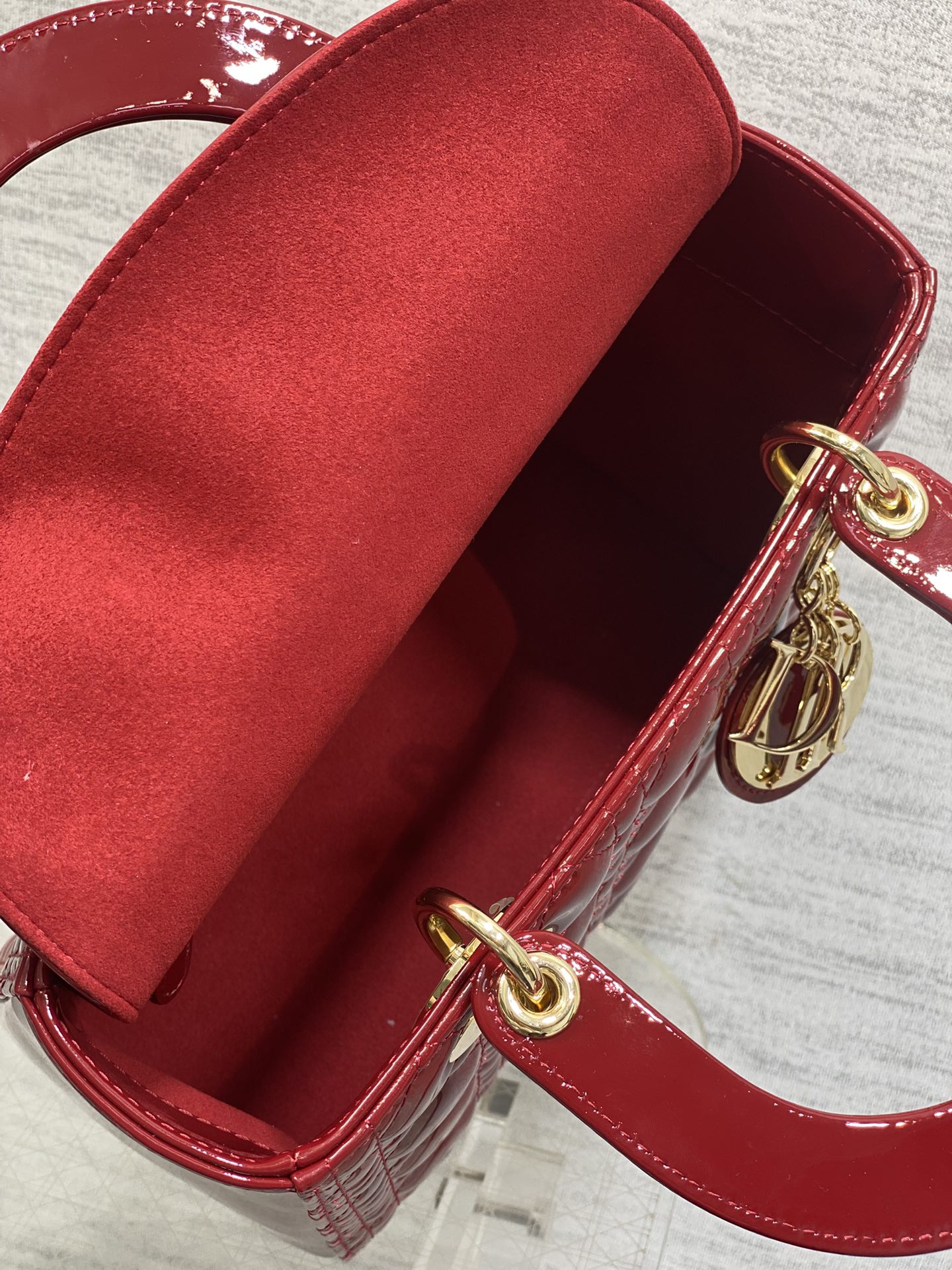 樱桃红现货‼️Lady最新翻盖漆皮五格，经典升级📤，改掉之前刮手的拉链设计，实在是太贴心了😘，被各种拉链