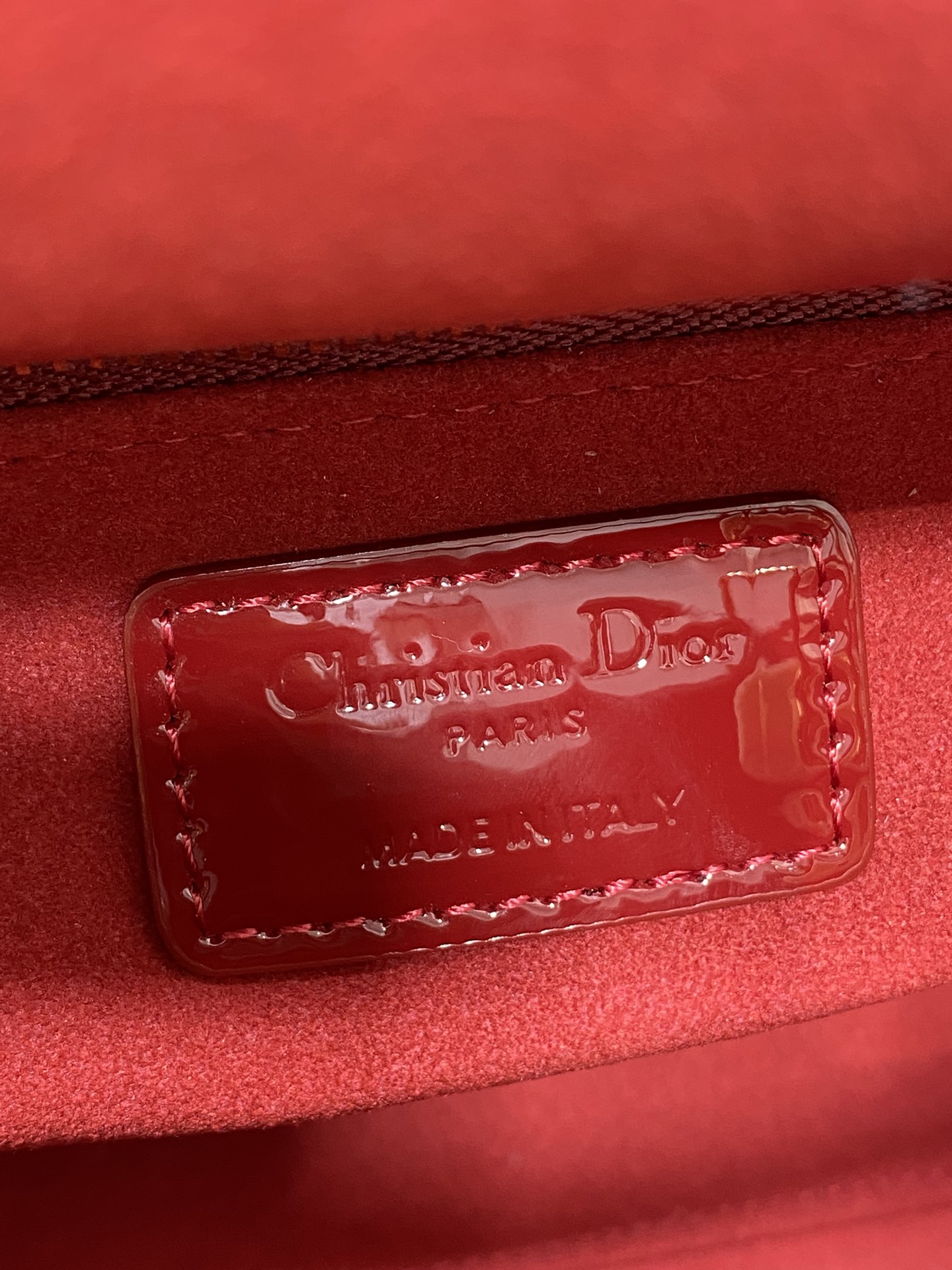 樱桃红现货‼️Lady最新翻盖漆皮五格，经典升级📤，改掉之前刮手的拉链设计，实在是太贴心了😘，被各种拉链