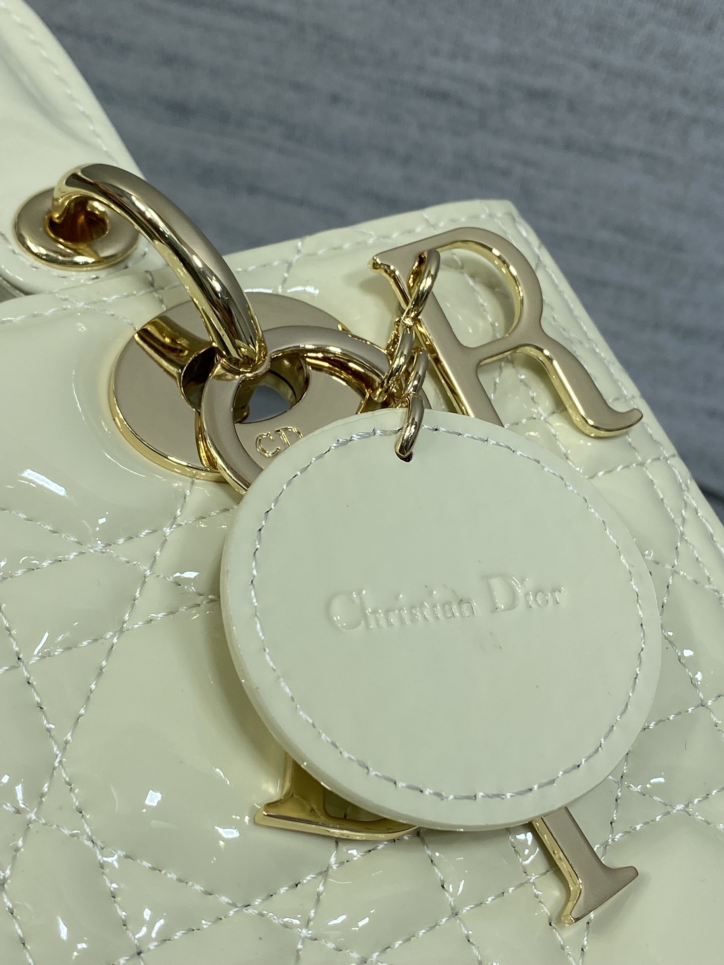 奶白色现货‼️Lady最新翻盖漆皮五格，经典升级📤，改掉之前刮手的拉链设计，实在是太贴心了😘，被各种拉链