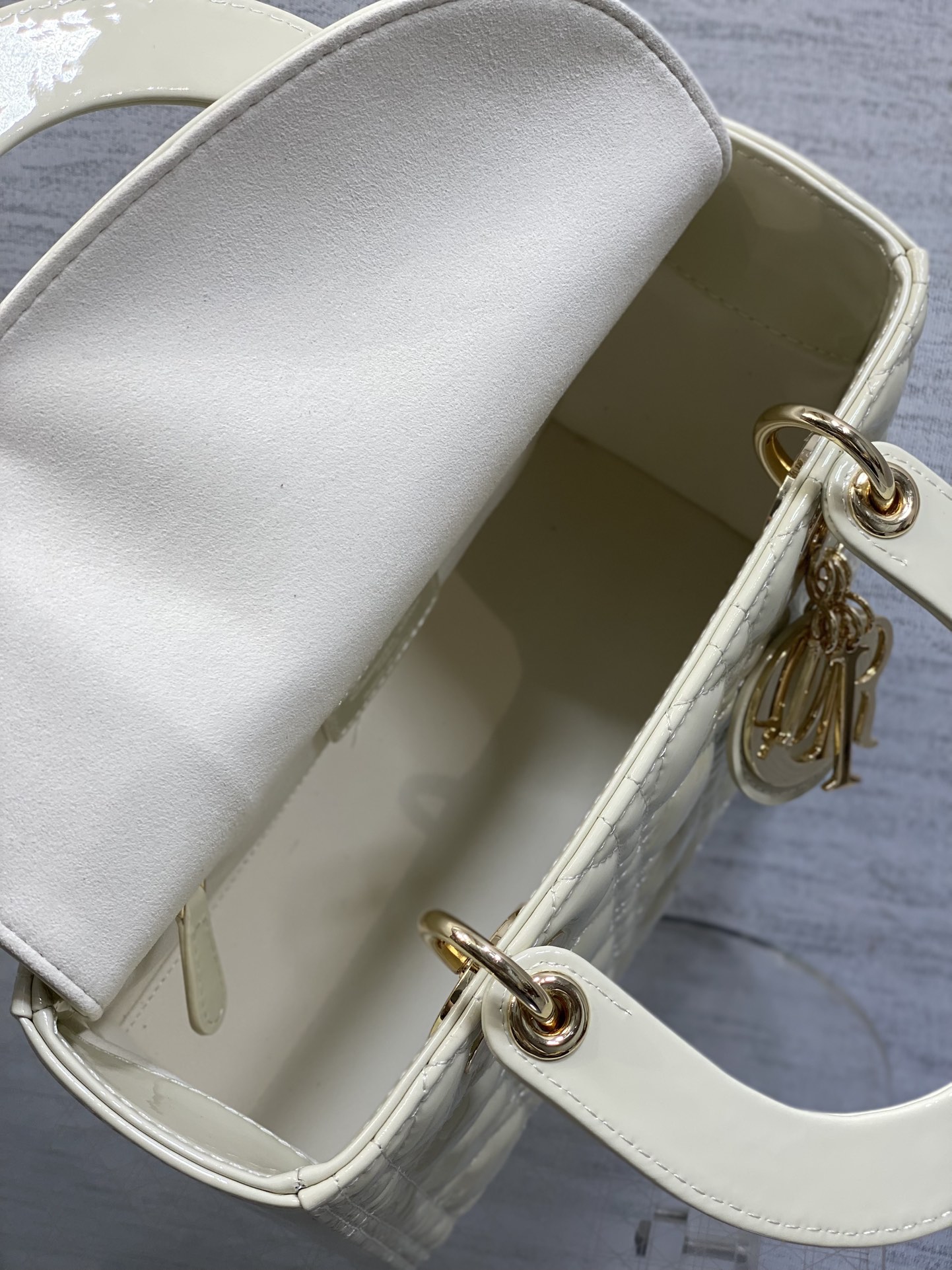 奶白色现货‼️Lady最新翻盖漆皮五格，经典升级📤，改掉之前刮手的拉链设计，实在是太贴心了😘，被各种拉链