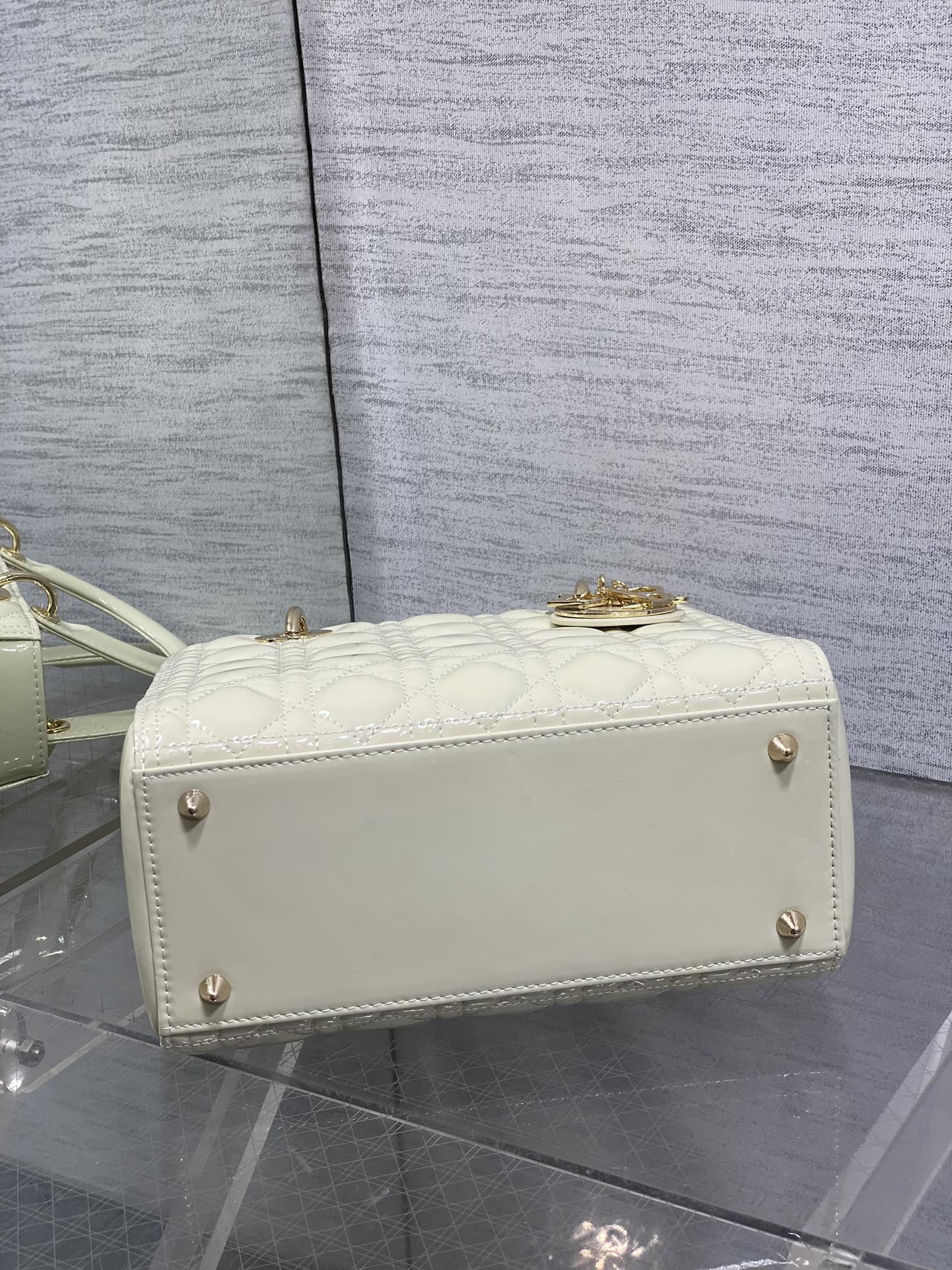 奶白色现货‼️Lady最新翻盖漆皮五格，经典升级📤，改掉之前刮手的拉链设计，实在是太贴心了😘，被各种拉链