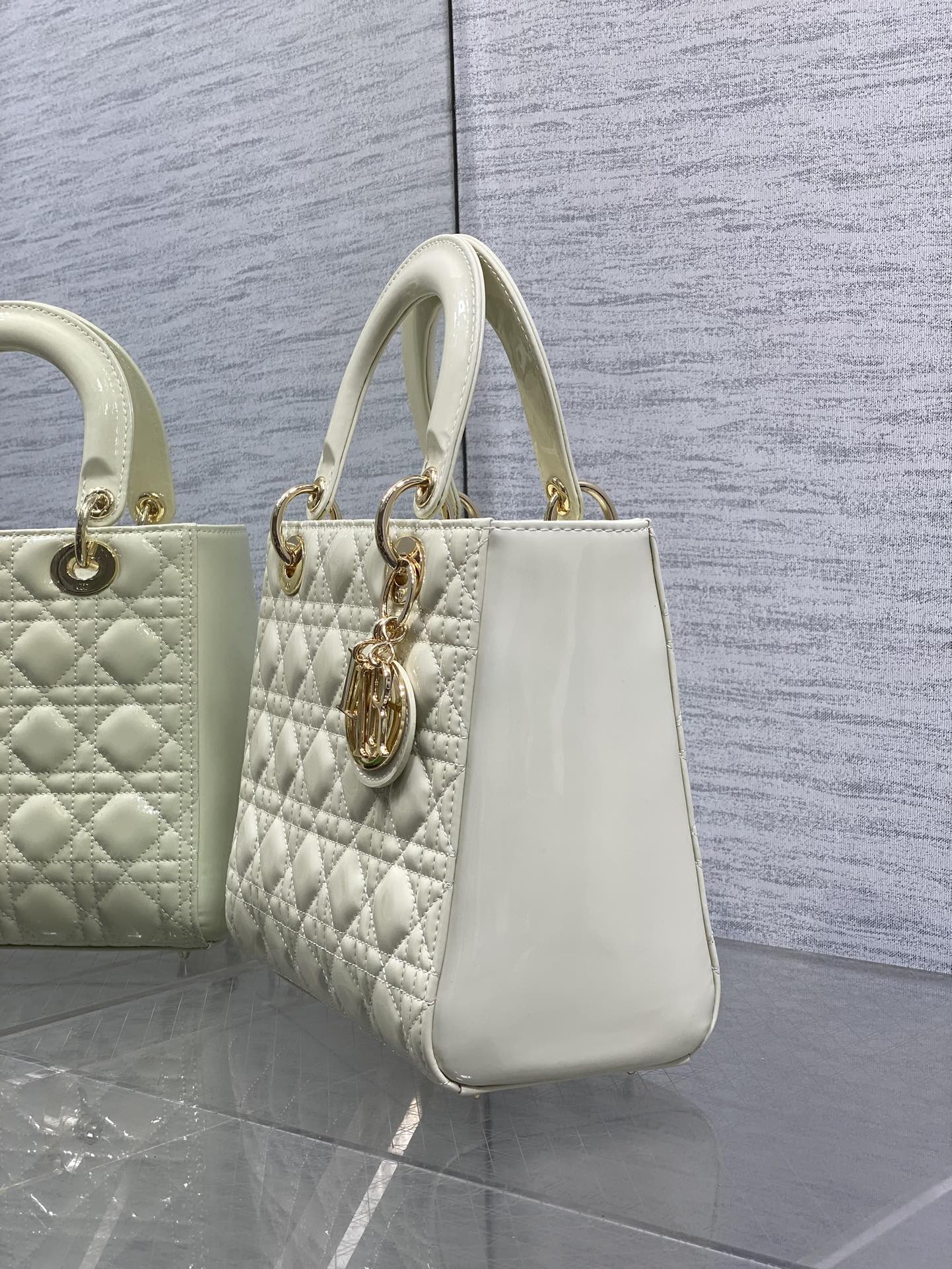 奶白色现货‼️Lady最新翻盖漆皮五格，经典升级📤，改掉之前刮手的拉链设计，实在是太贴心了😘，被各种拉链