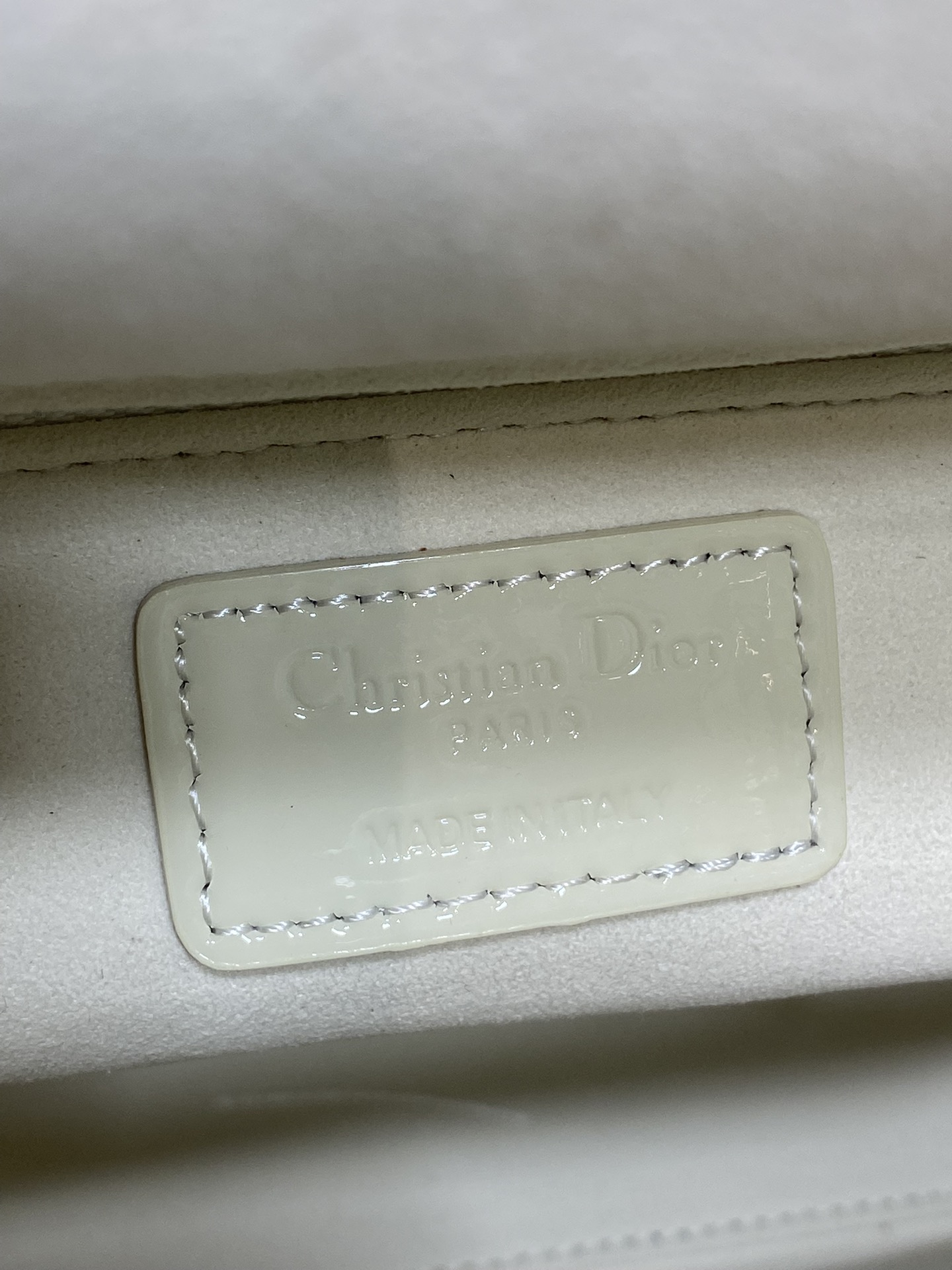 奶白色现货‼️Lady最新翻盖漆皮五格，经典升级📤，改掉之前刮手的拉链设计，实在是太贴心了😘，被各种拉链