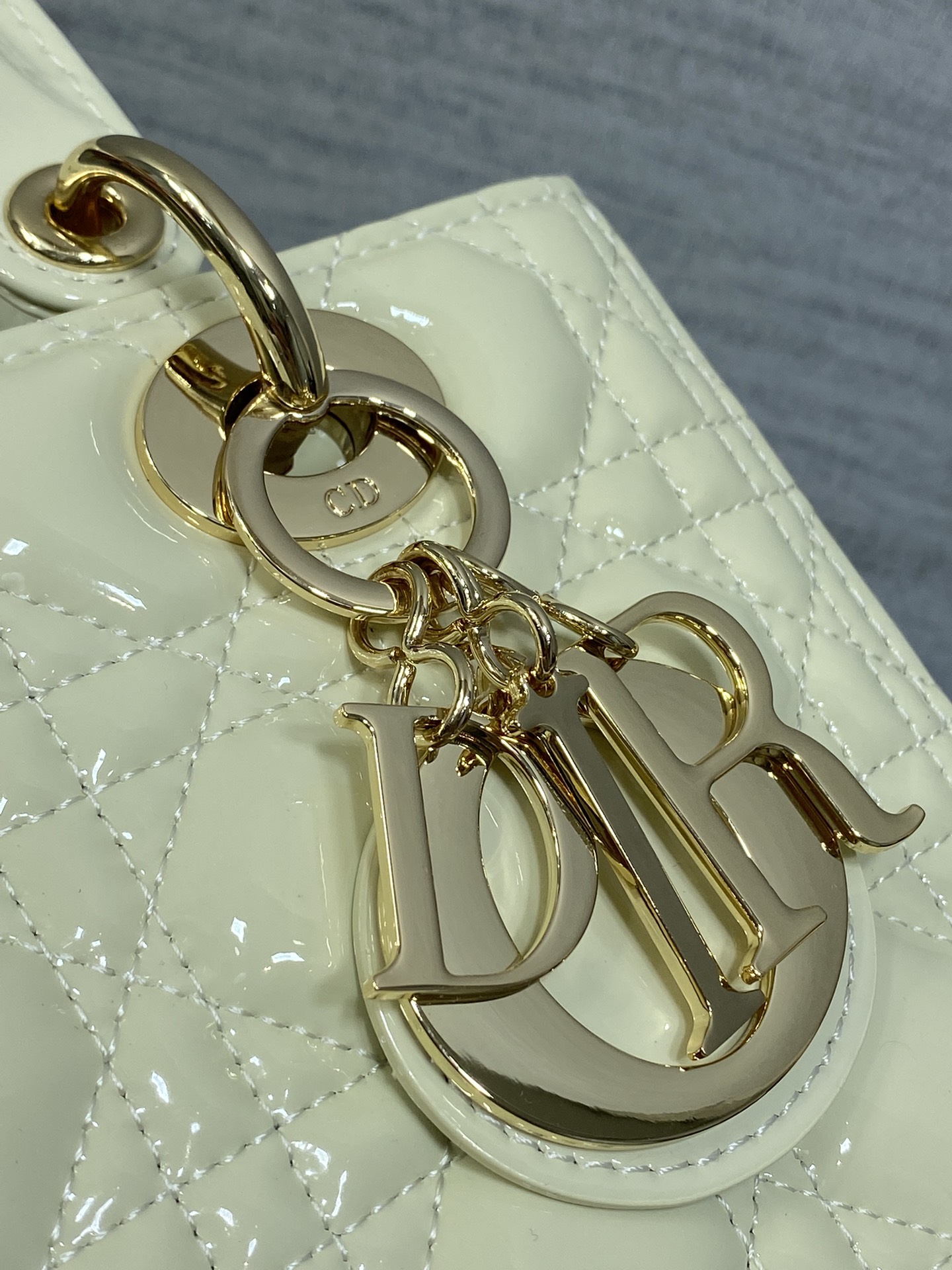 奶白色现货‼️Lady最新翻盖漆皮五格，经典升级📤，改掉之前刮手的拉链设计，实在是太贴心了😘，被各种拉链